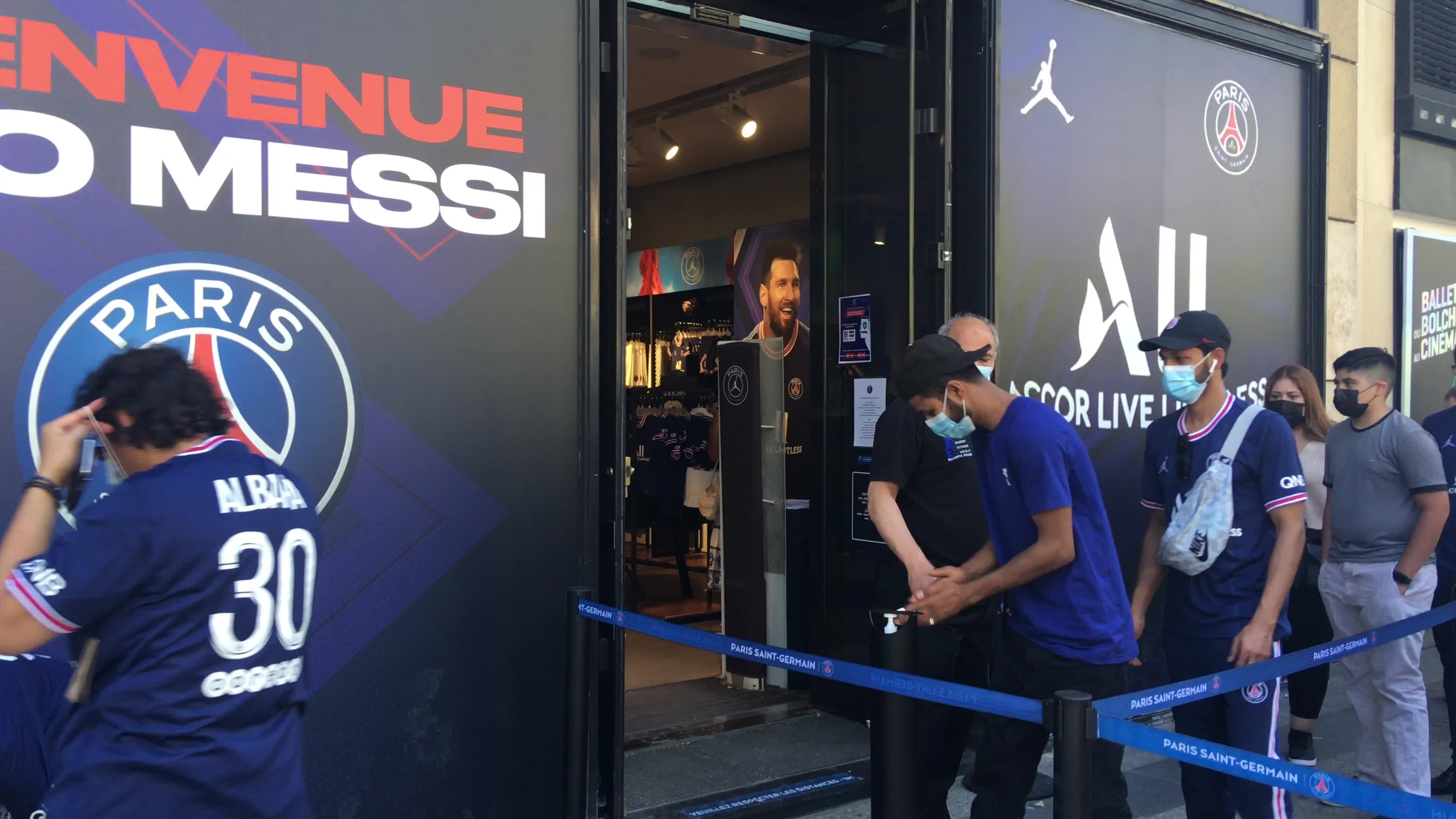 Leo Messi Mania in Paris