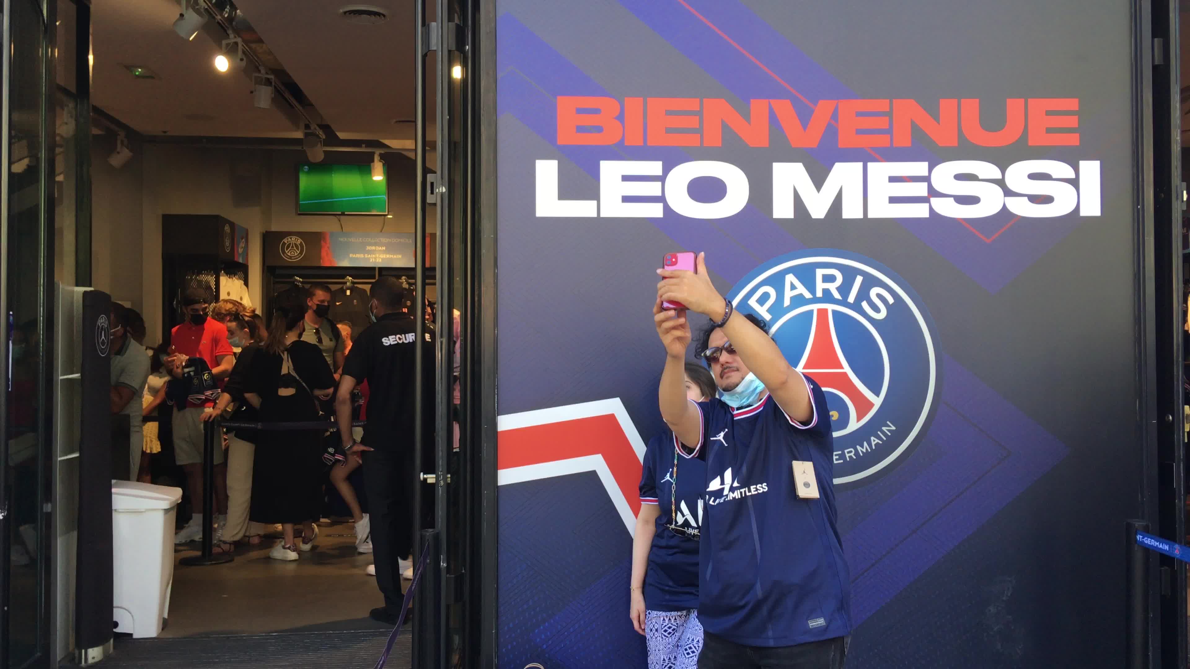 Leo Messi Mania in Paris