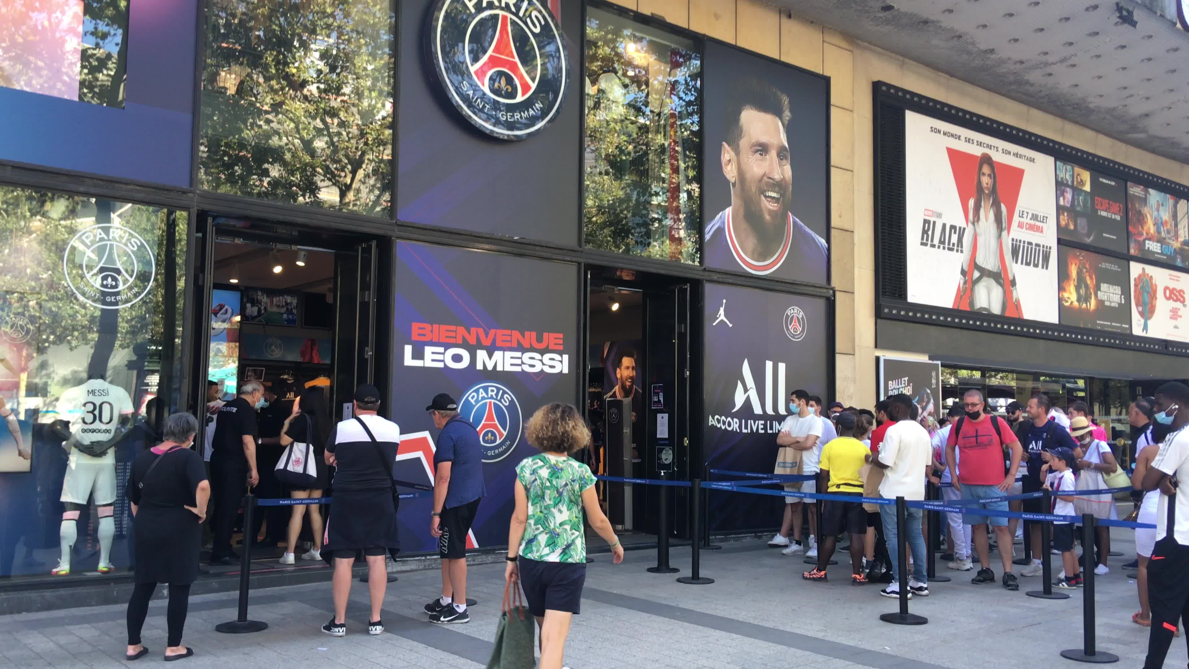 Leo Messi Mania in Paris