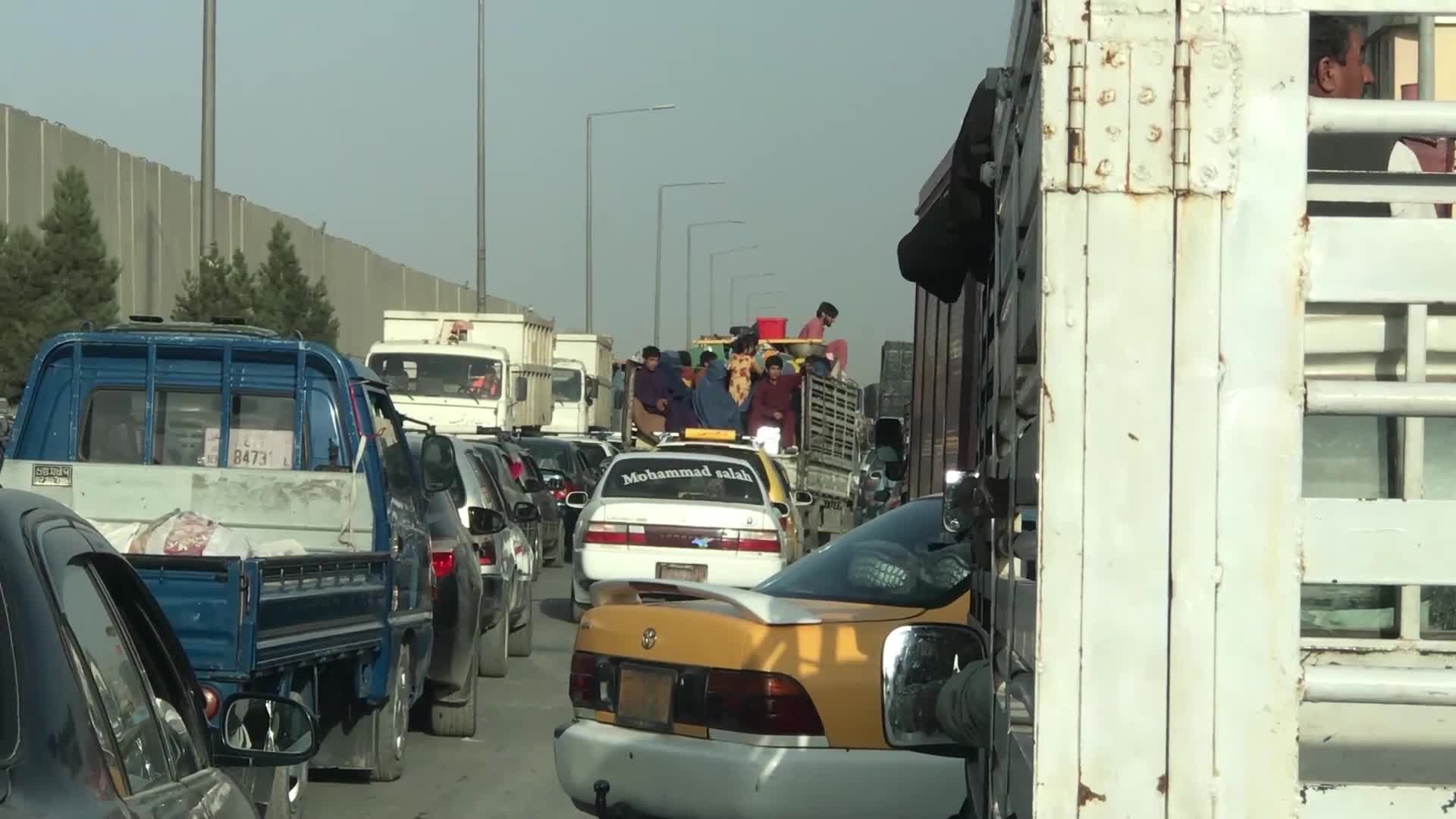  Taliban enters Afghan capital Kabul, Afghans try to leave capital 
