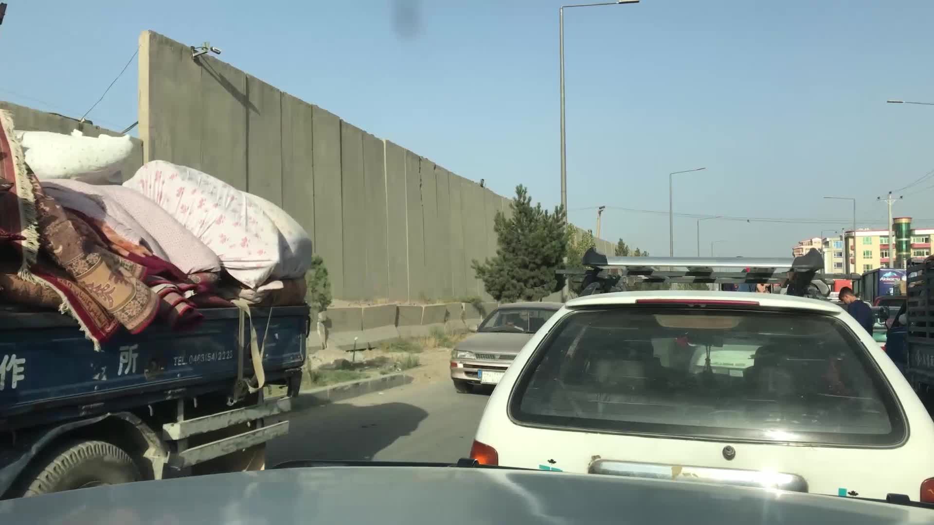  Taliban enters Afghan capital Kabul, Afghans try to leave capital 
