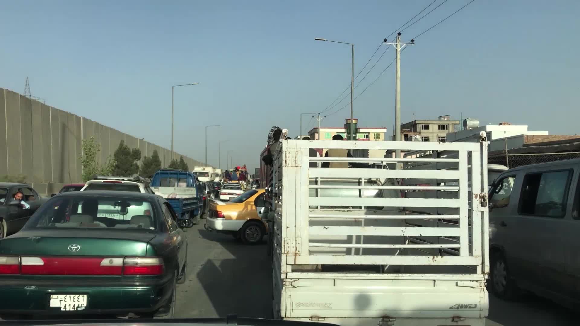  Taliban enters Afghan capital Kabul, Afghans try to leave capital 