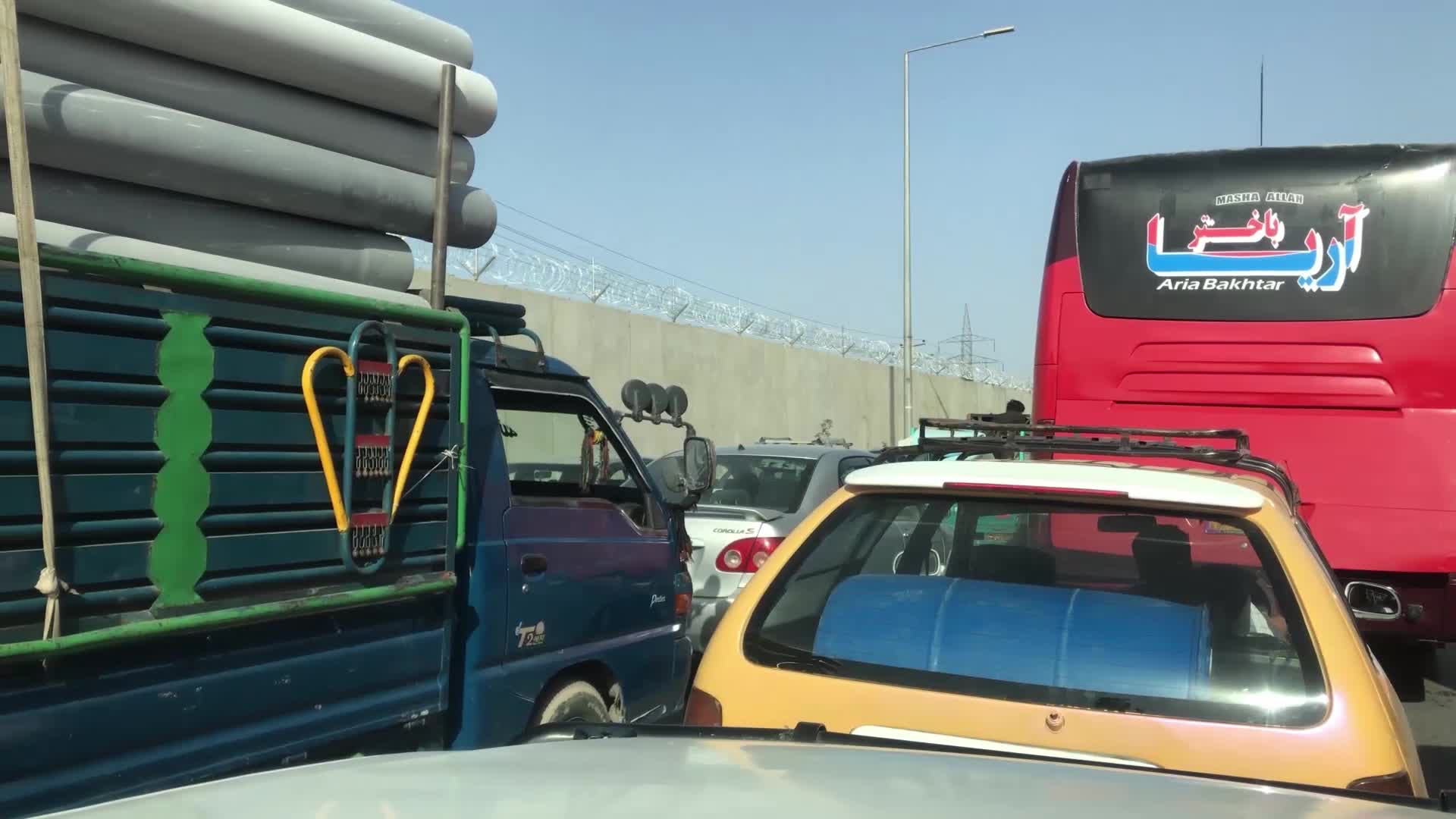  Taliban enters Afghan capital Kabul, Afghans try to leave capital 