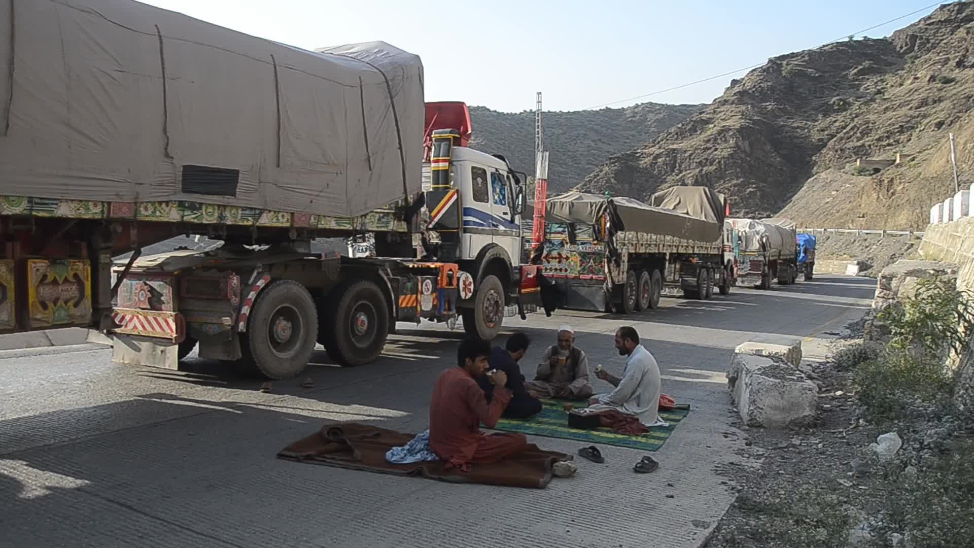 Pakistan seals largest border crossing with Afghanistan