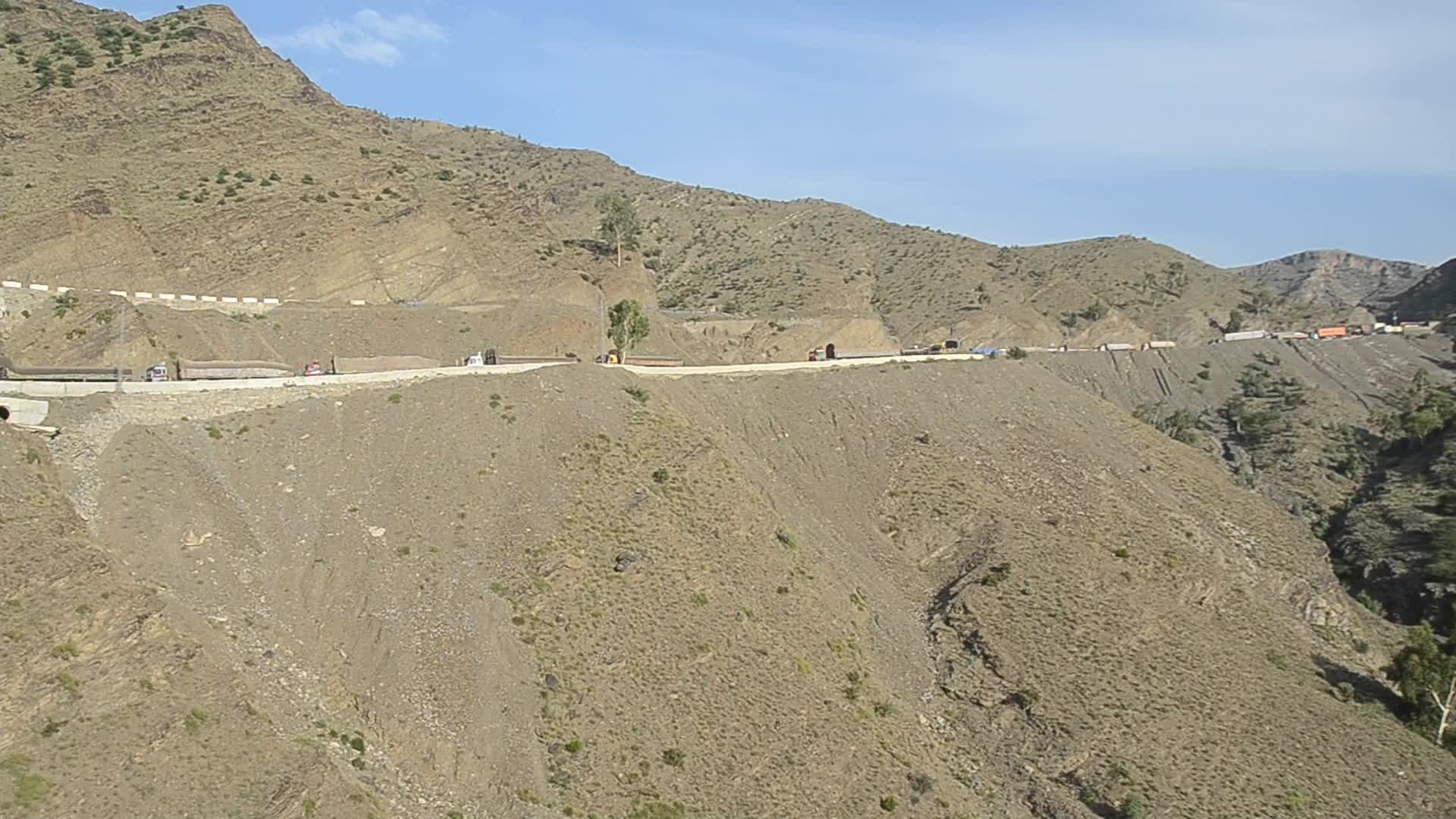 Pakistan seals largest border crossing with Afghanistan