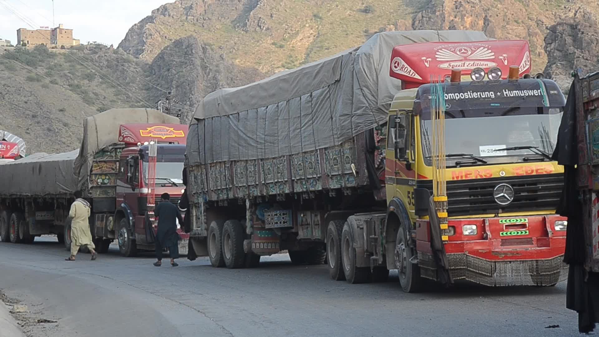 Pakistan seals largest border crossing with Afghanistan