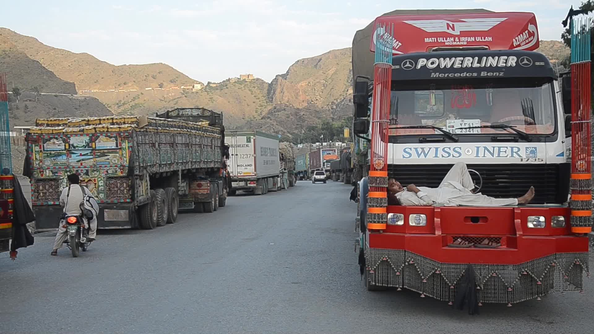 Pakistan seals largest border crossing with Afghanistan