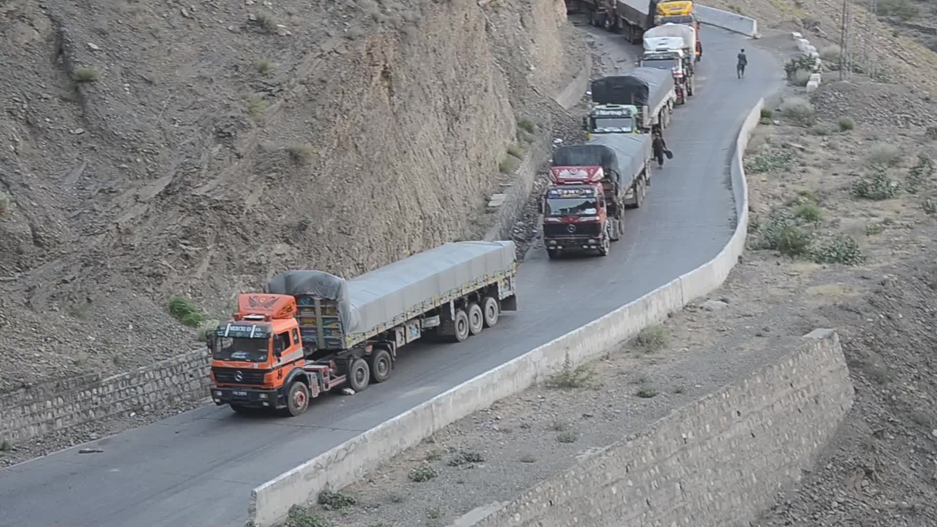 Pakistan seals largest border crossing with Afghanistan