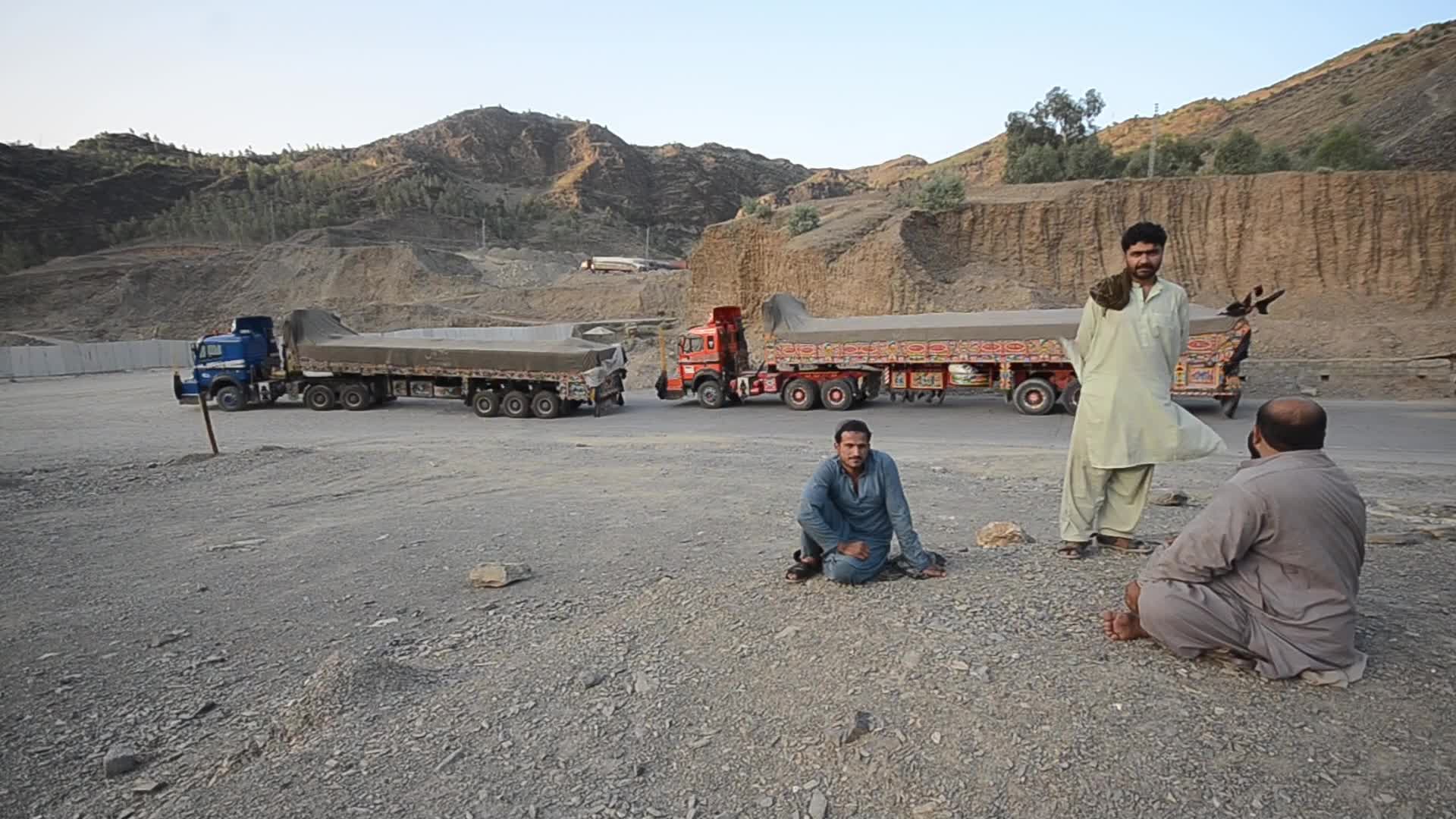 Pakistan seals largest border crossing with Afghanistan