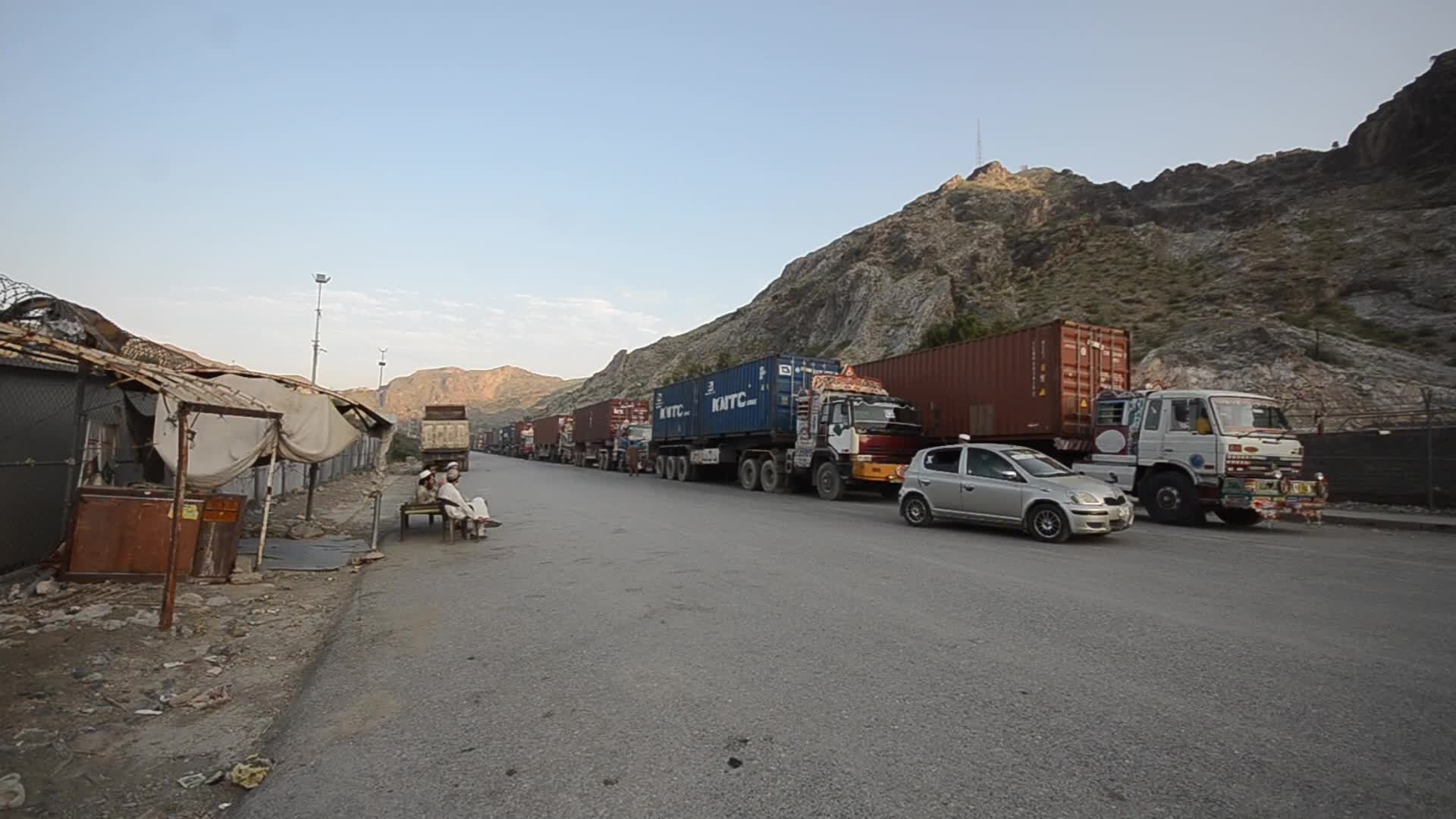 Pakistan seals largest border crossing with Afghanistan