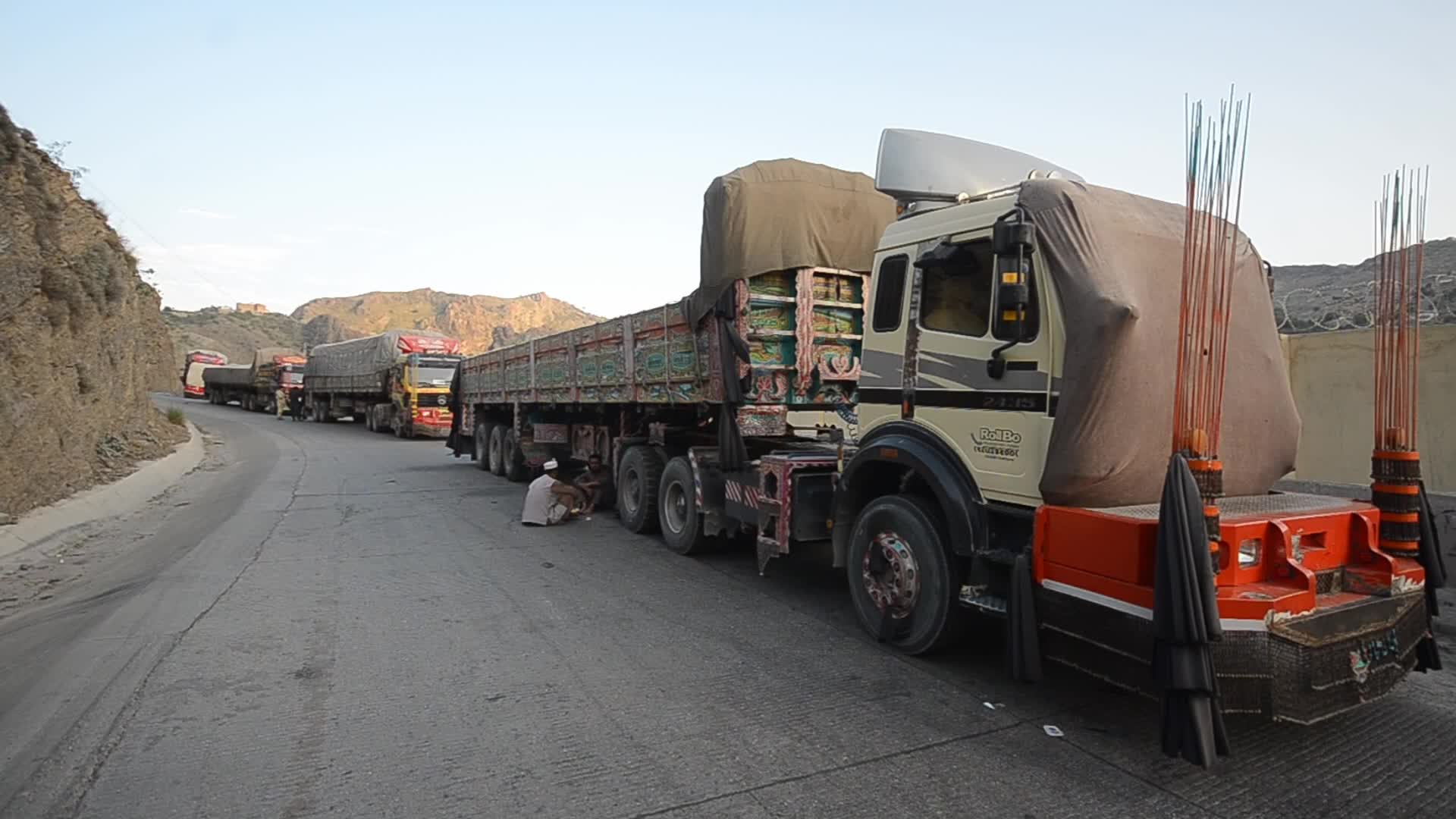 Pakistan seals largest border crossing with Afghanistan
