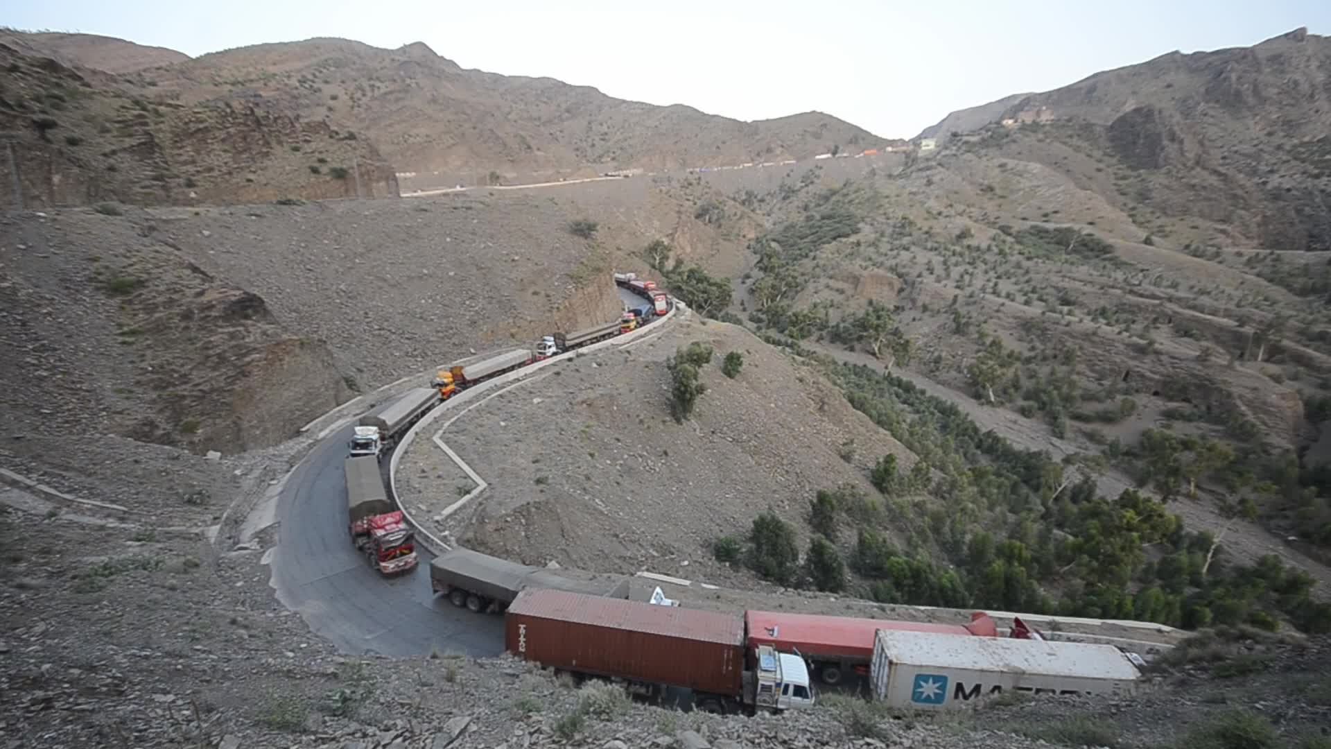 Pakistan seals largest border crossing with Afghanistan