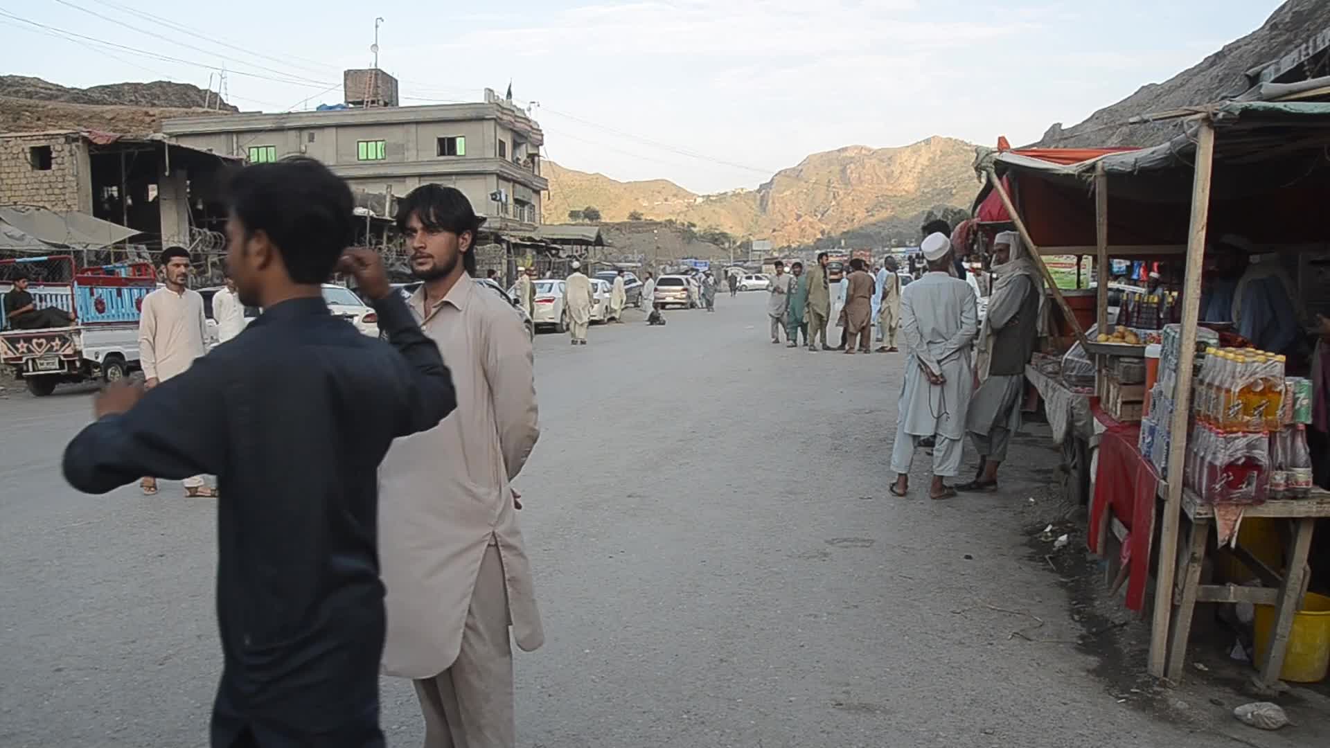 Pakistan seals largest border crossing with Afghanistan