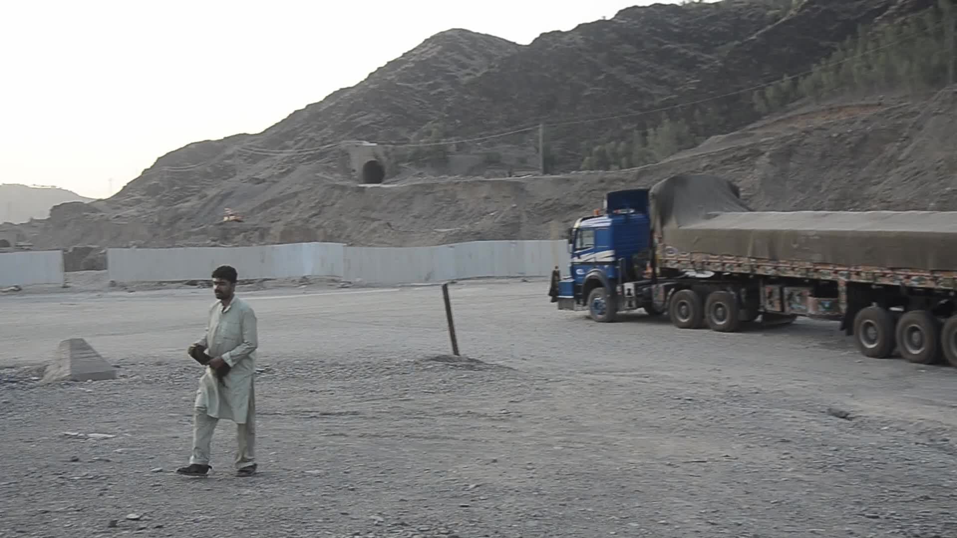 Pakistan seals largest border crossing with Afghanistan