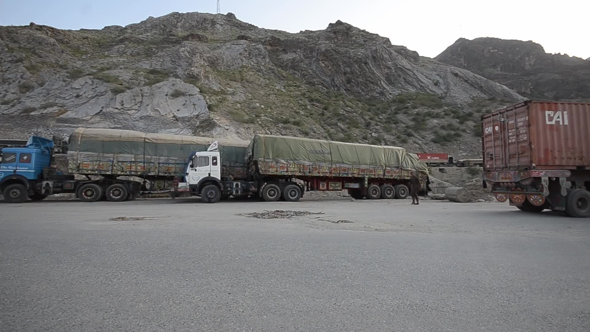 Pakistan seals largest border crossing with Afghanistan