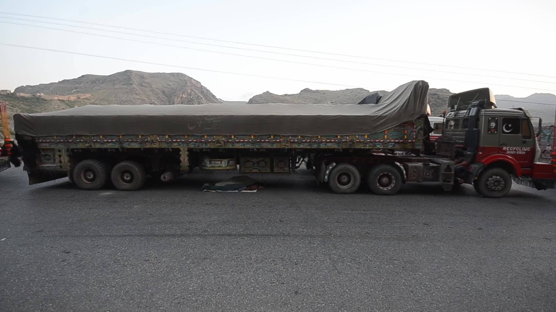 Pakistan seals largest border crossing with Afghanistan