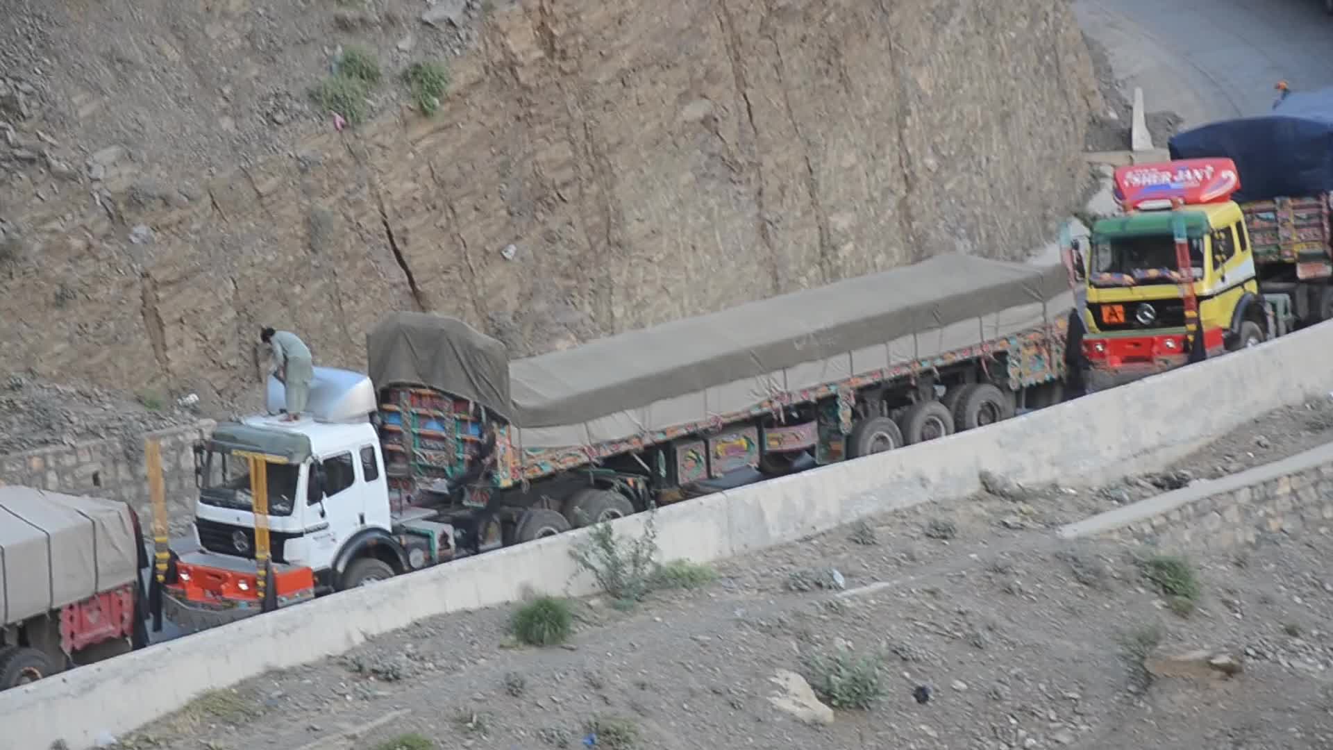 Pakistan seals largest border crossing with Afghanistan