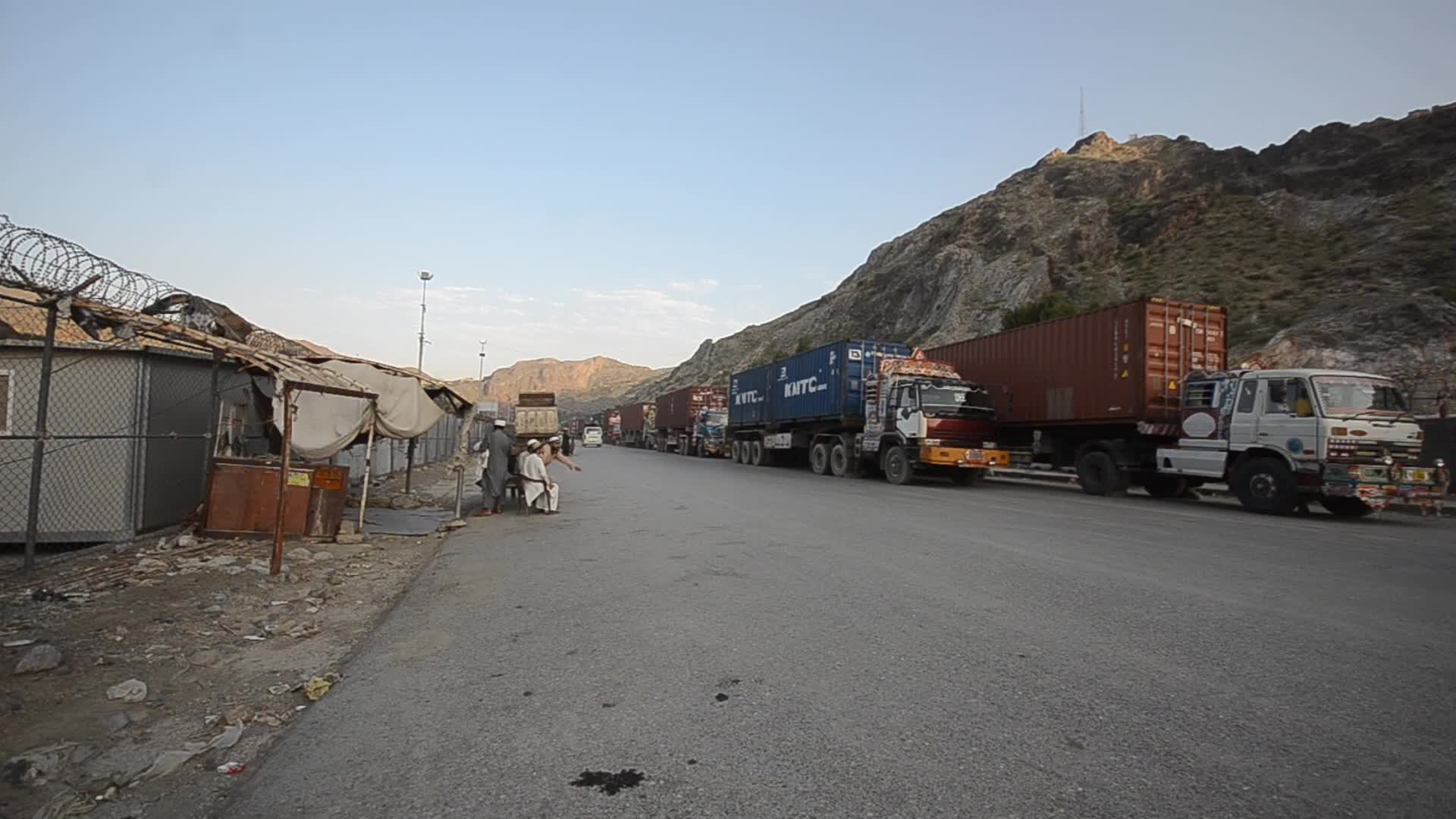 Pakistan seals largest border crossing with Afghanistan