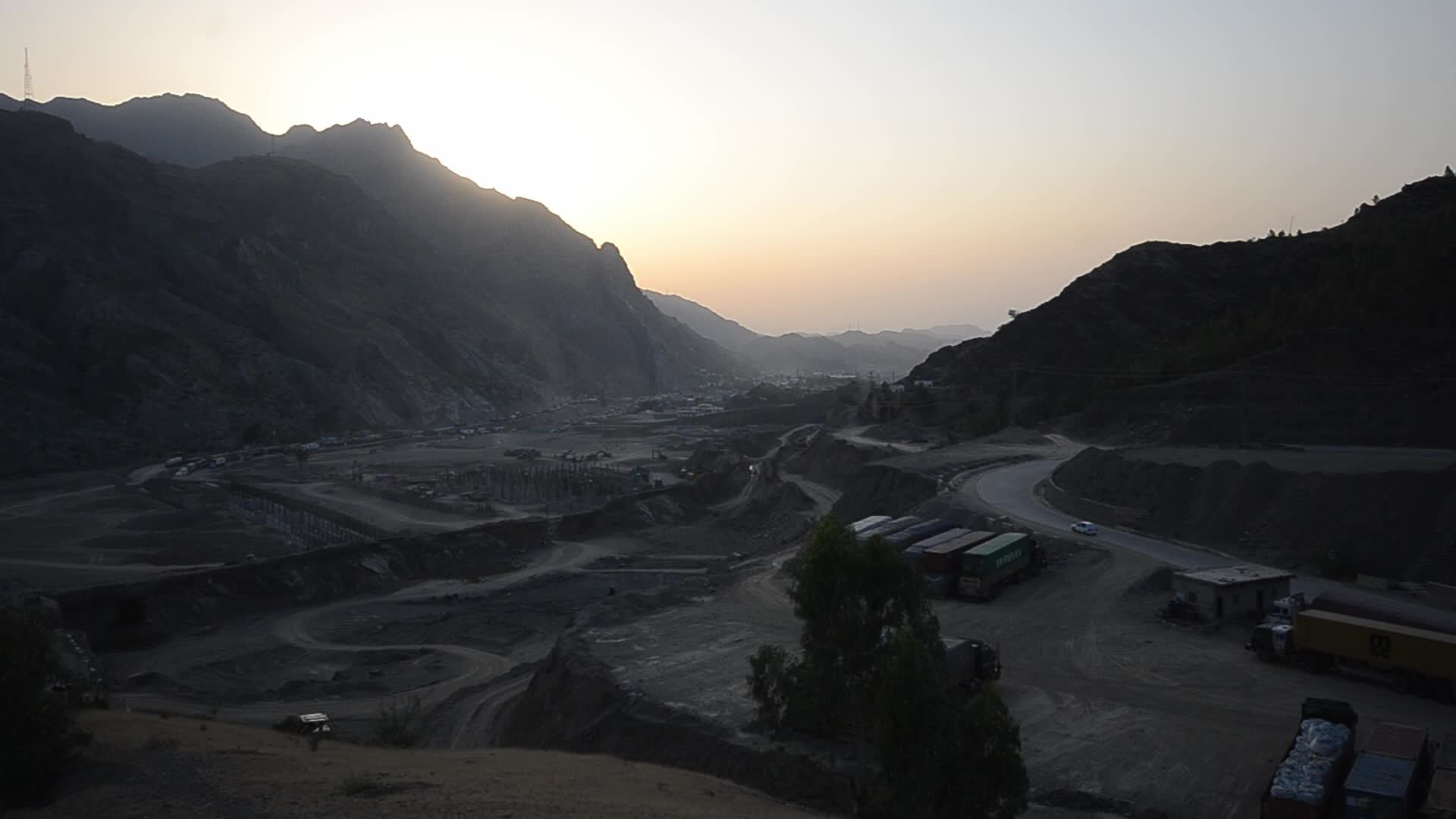 Pakistan seals largest border crossing with Afghanistan