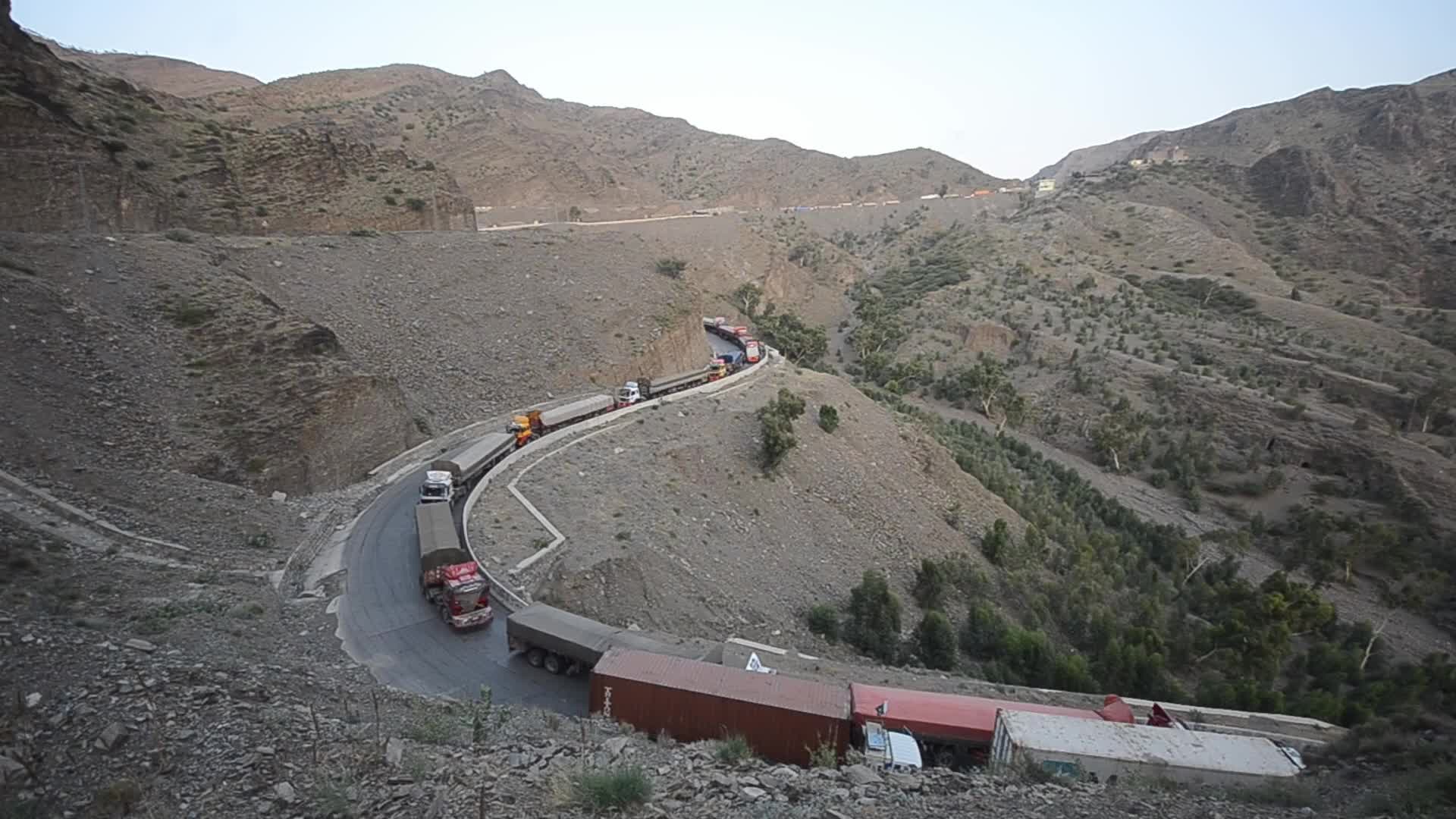 Pakistan seals largest border crossing with Afghanistan