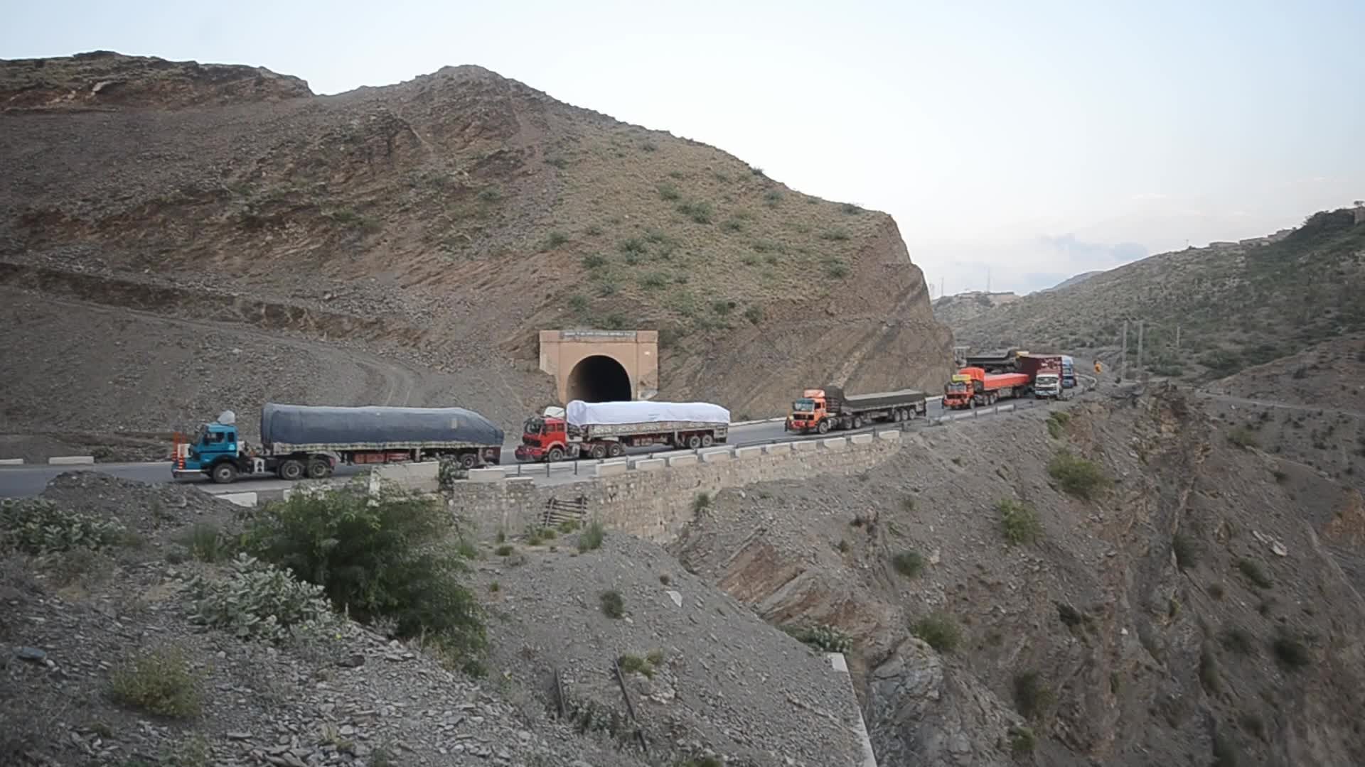 Pakistan seals largest border crossing with Afghanistan