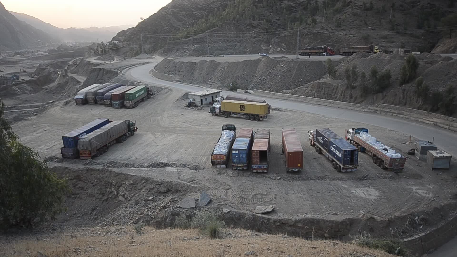 Pakistan seals largest border crossing with Afghanistan