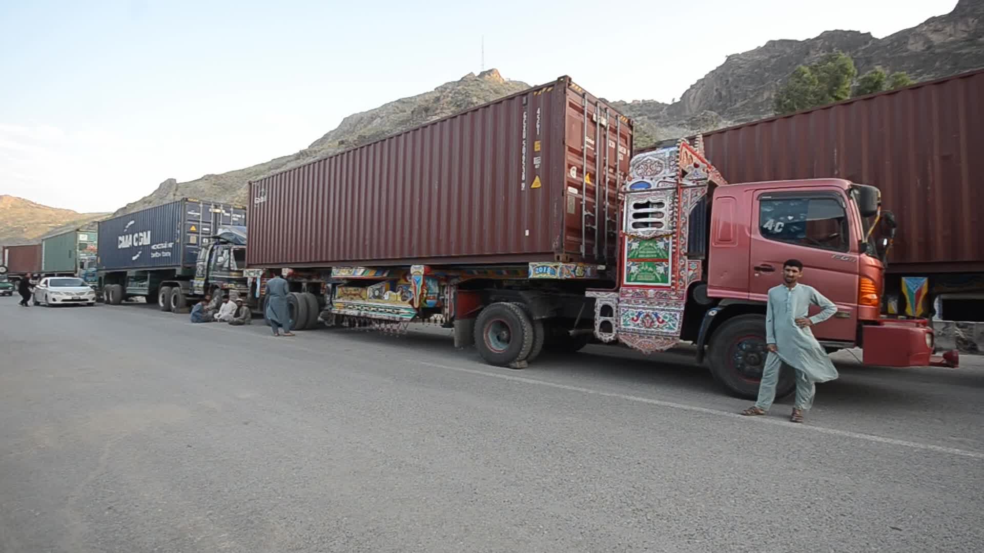 Pakistan seals largest border crossing with Afghanistan