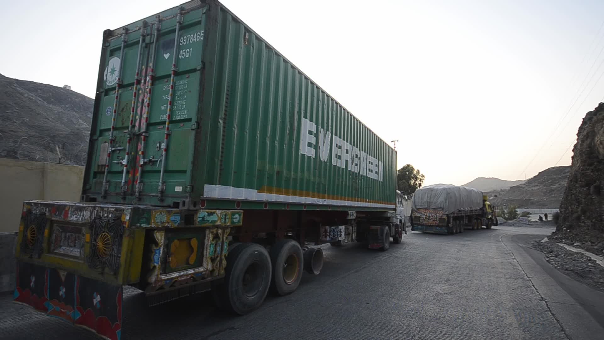 Pakistan seals largest border crossing with Afghanistan