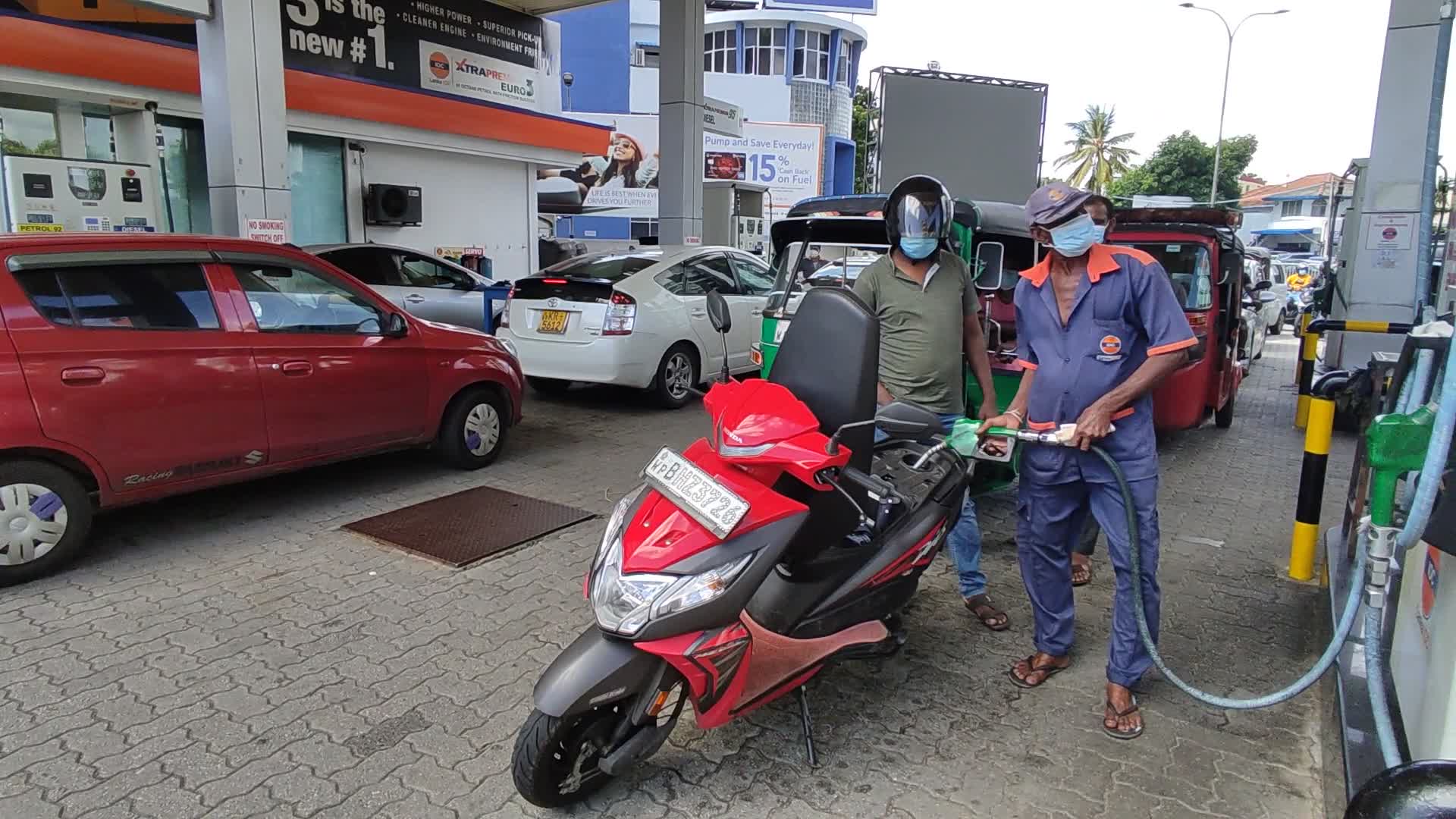 Sri Lankans impose ten day full COVID lockdown