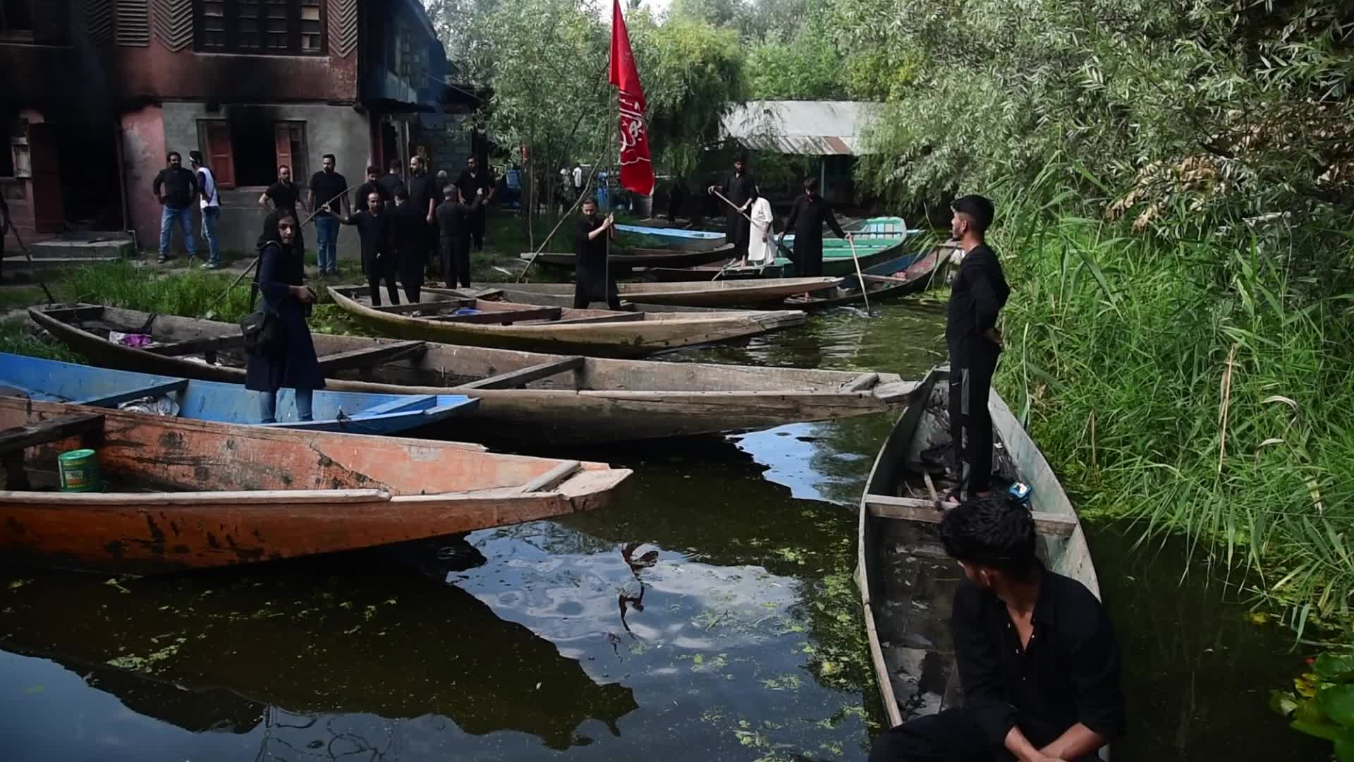 9th Muharram procession on boats in Srinagar