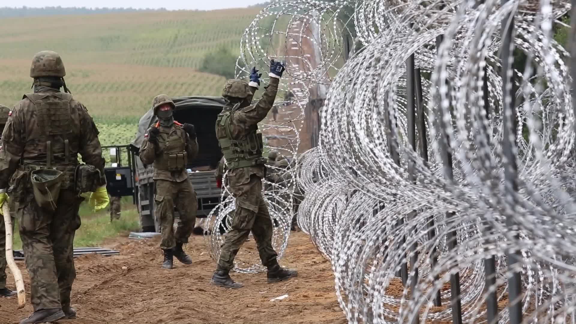 Poland erects a fence border between Belarus and the EU