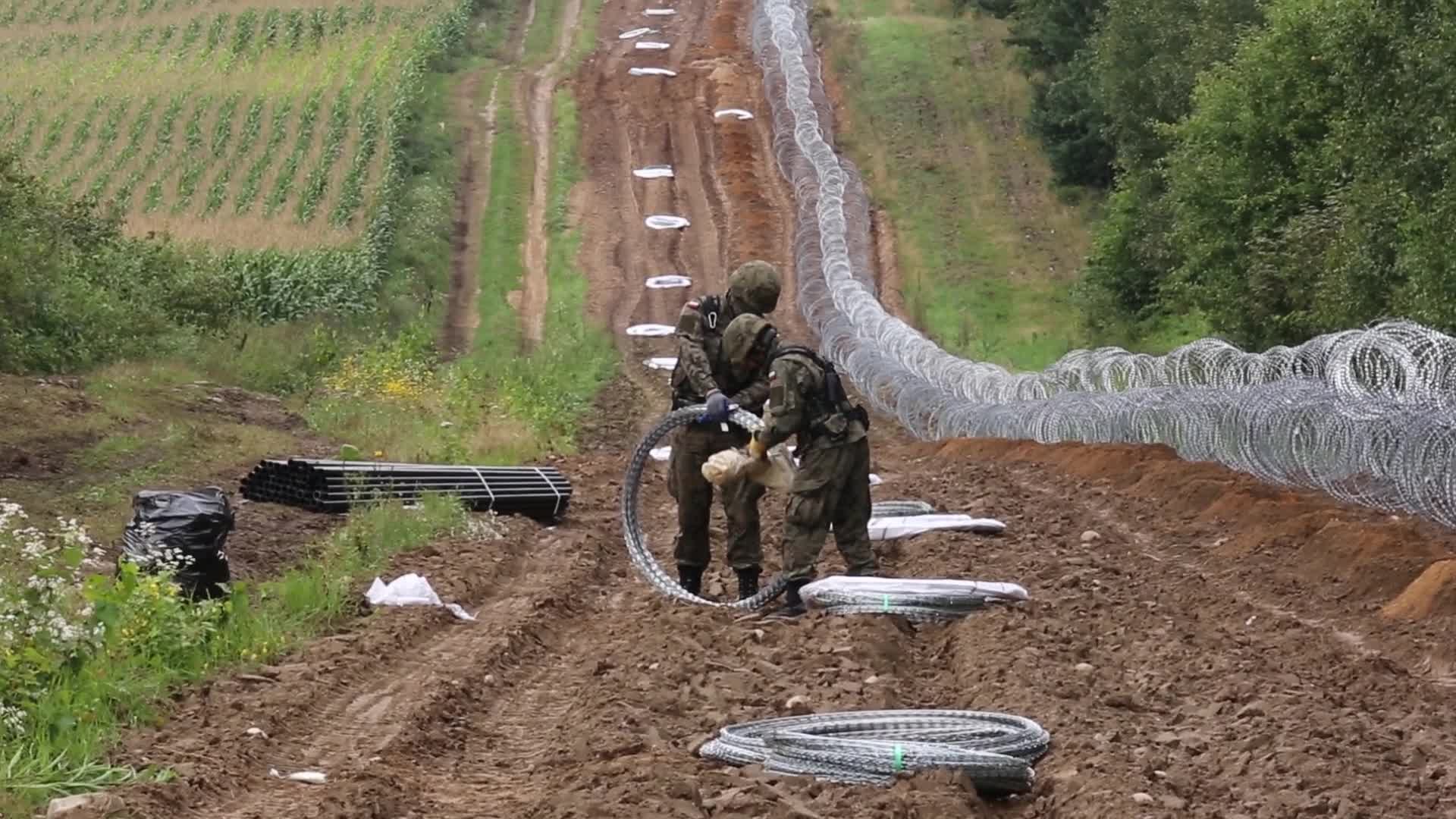 Poland erects a fence border between Belarus and the EU