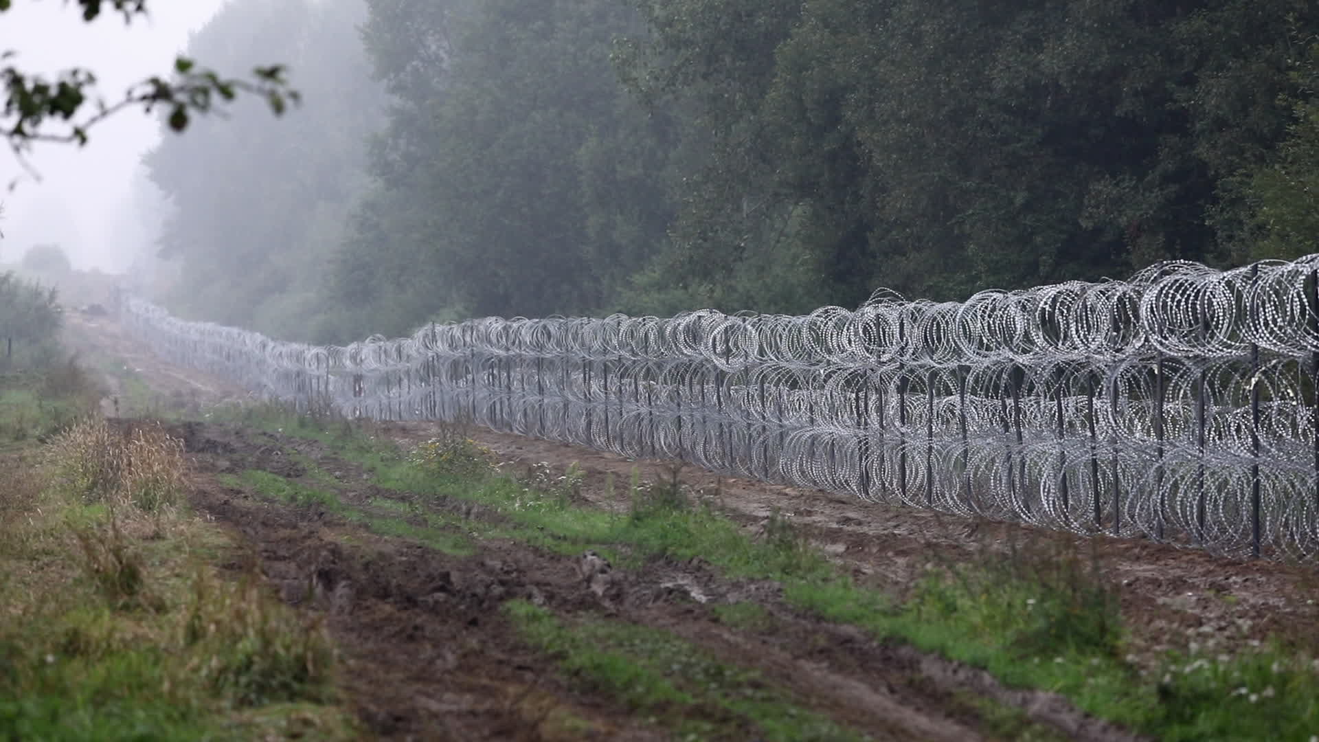 Poland builds fence to stop migrant flow from Belarus