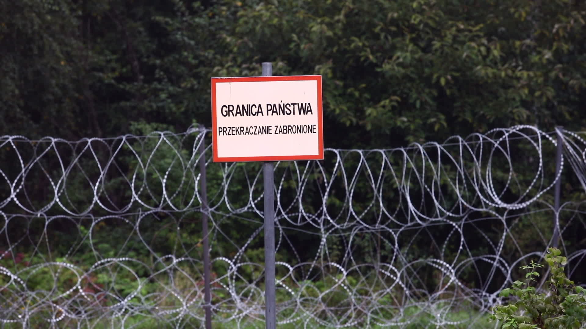 Poland builds fence to stop migrant flow from Belarus