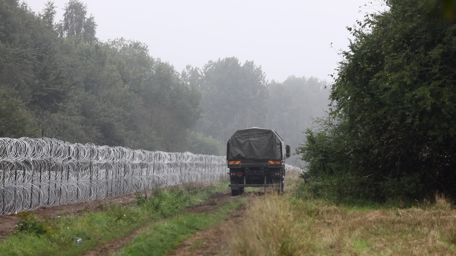 Poland builds fence to stop migrant flow from Belarus