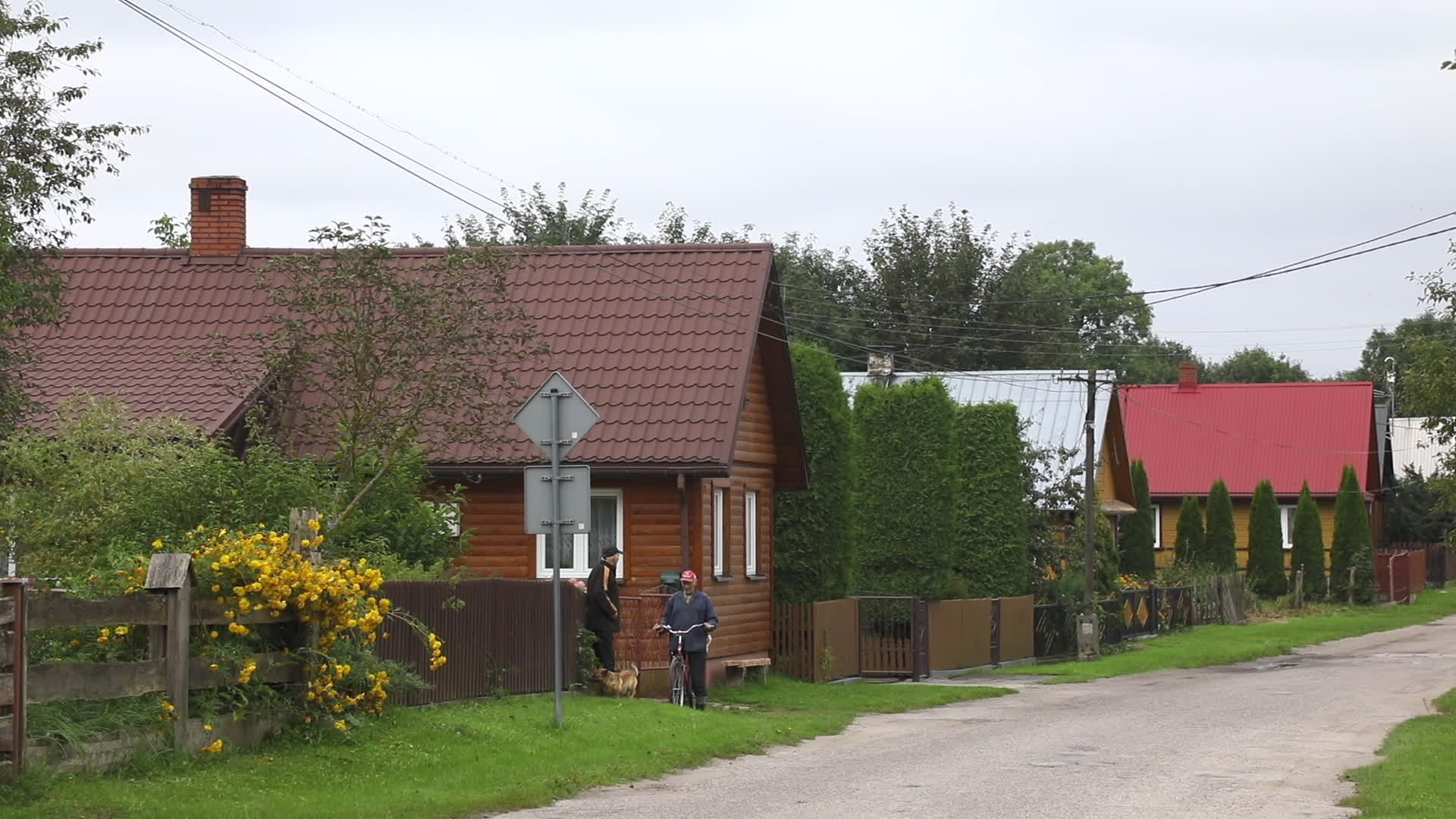 Poland builds fence on border with Belarus to stop migrant flow