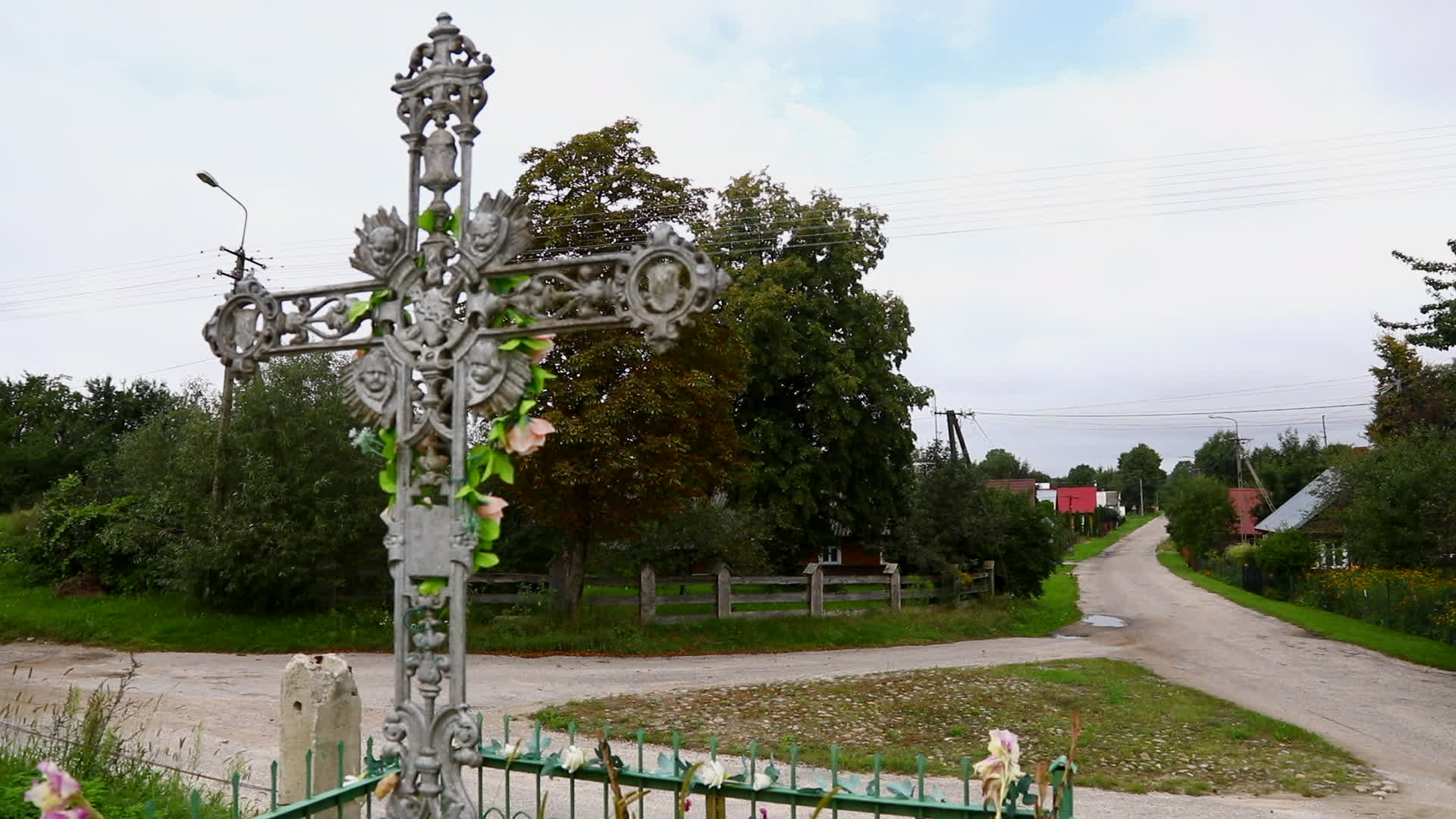 Poland builds fence on border with Belarus to stop migrant flow