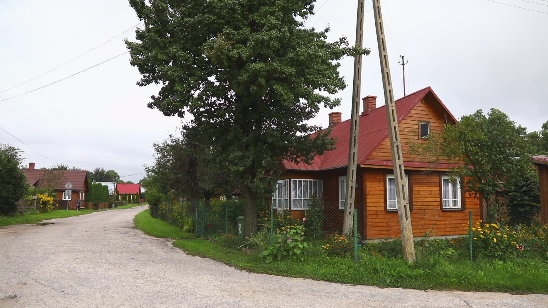 Poland builds fence on border with Belarus to stop migrant flow