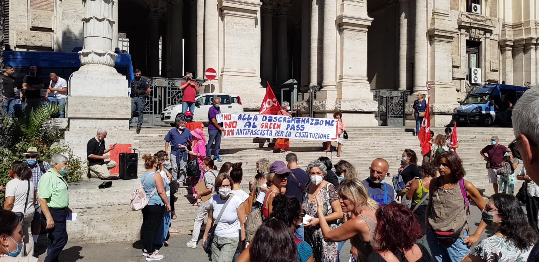 School staff protest against the Green Pass in front of the Ministry of Education