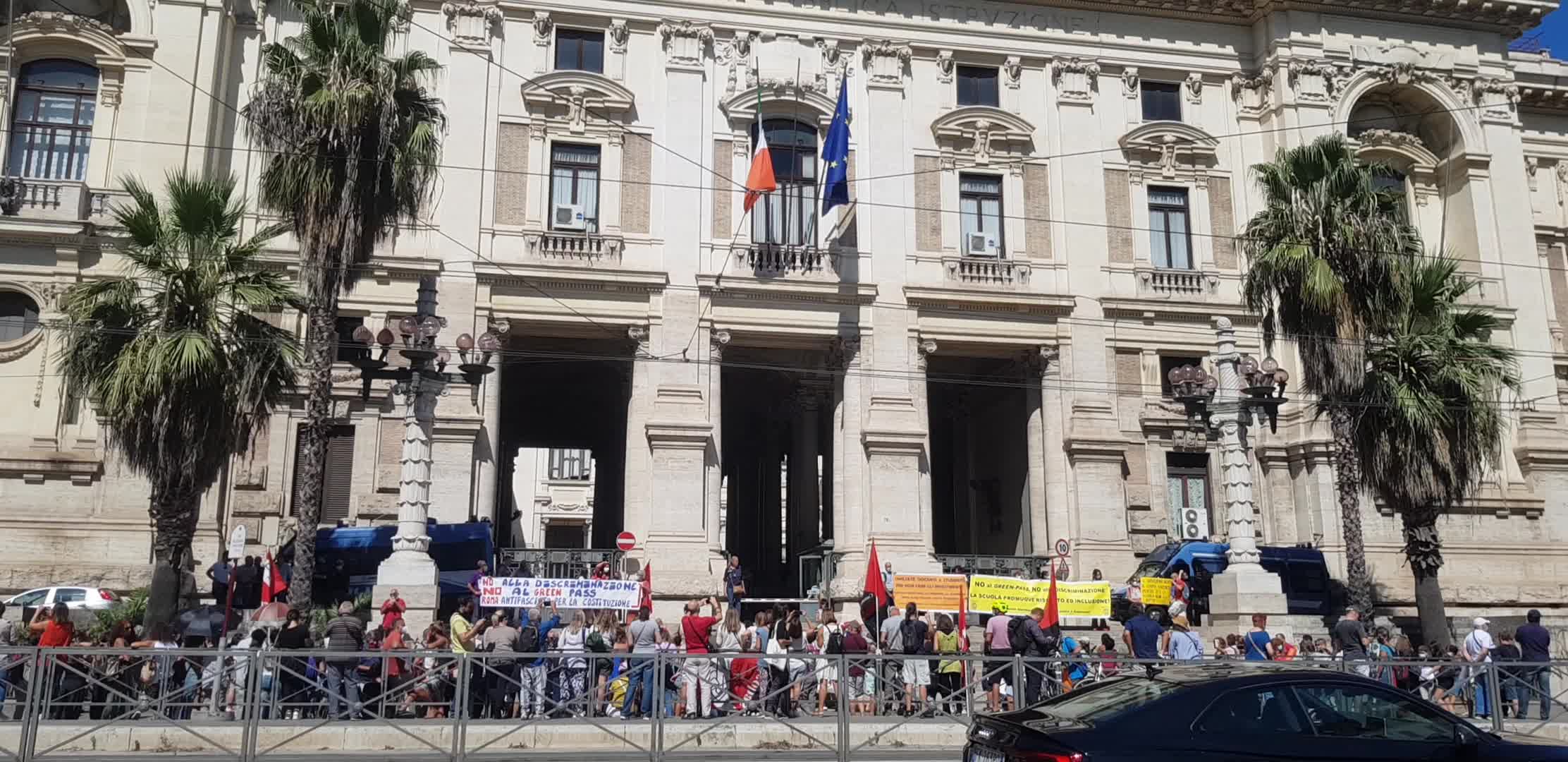 School staff protest against the Green Pass in front of the Ministry of Education