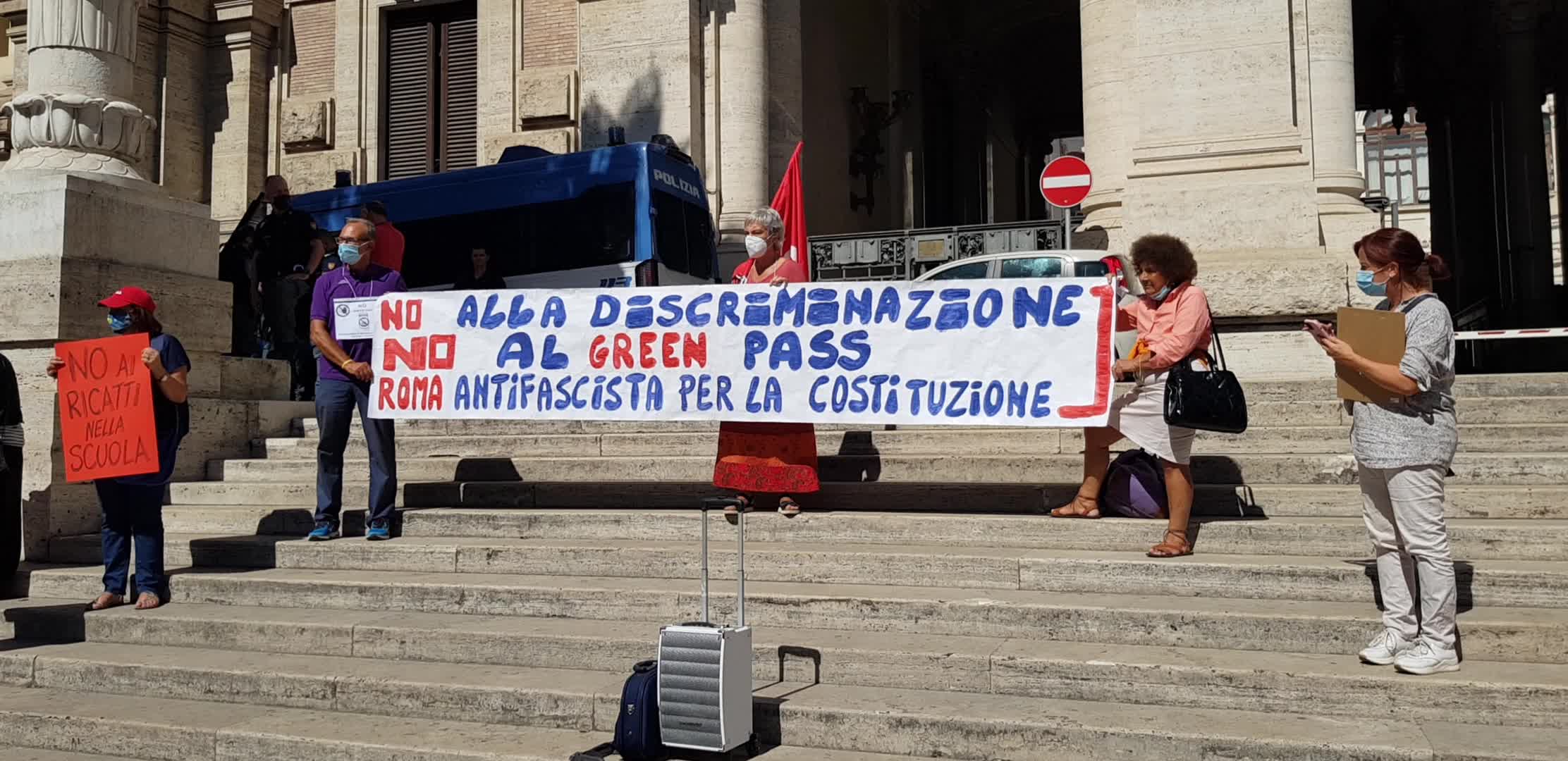 School staff protest against the Green Pass in front of the Ministry of Education