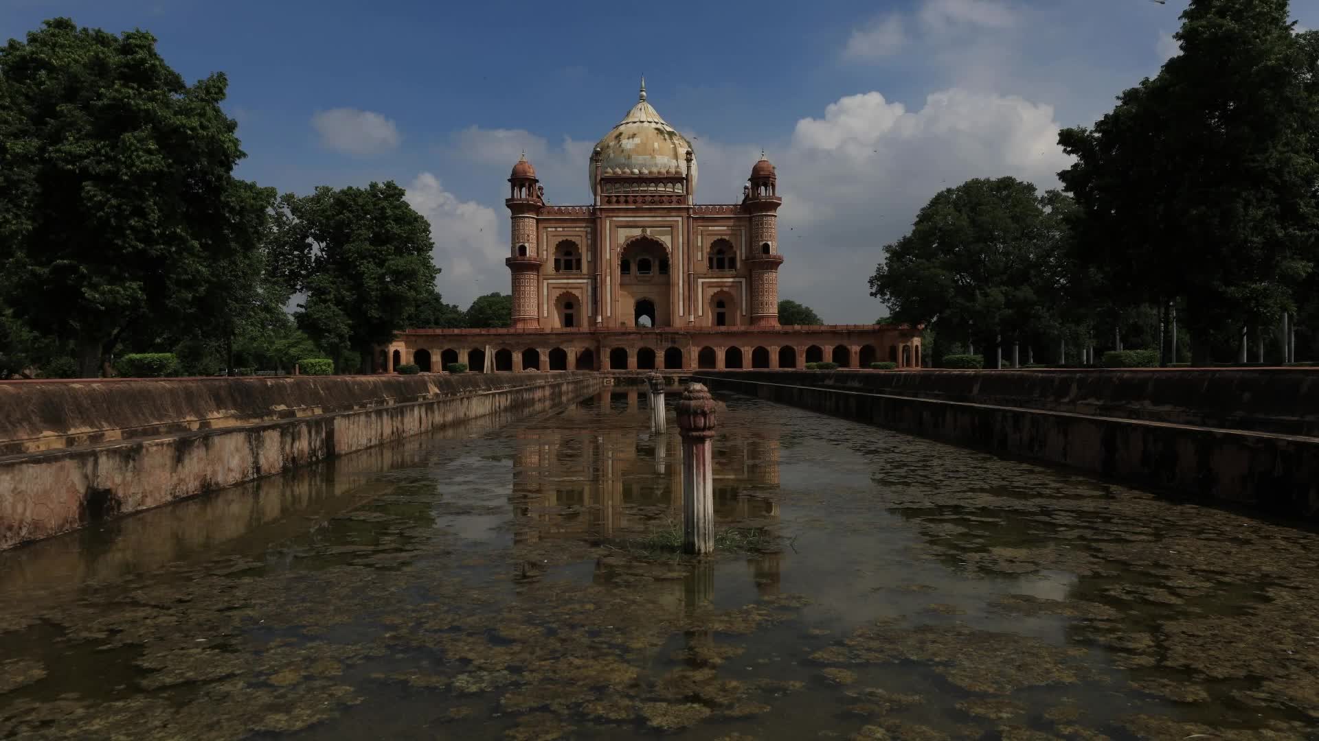 Time-lapse video at Safdarjung tomb in New Delhi