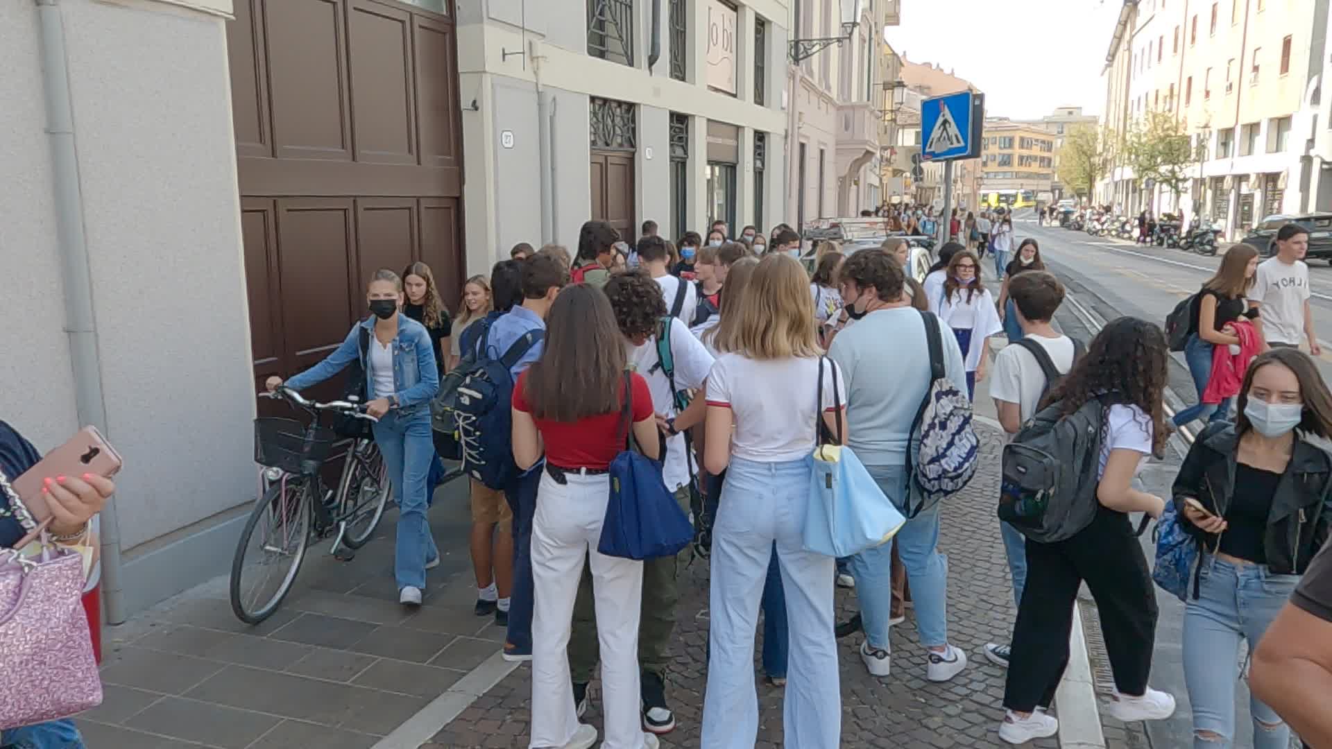 Students of the Tito Livio high school in Padua who, gathered together, head towards the bus station.