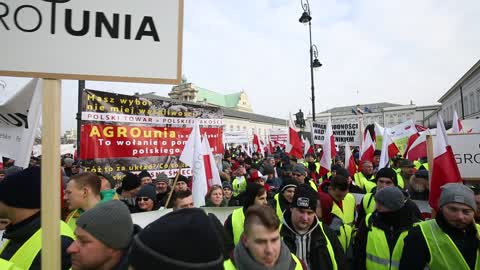 Farmers protest outside Presidential Palace in Warsaw