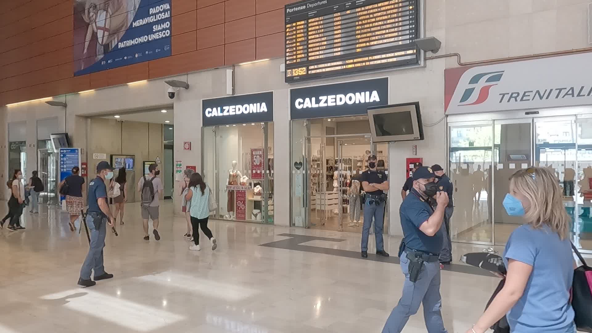 Views of the interior of the Padua station
