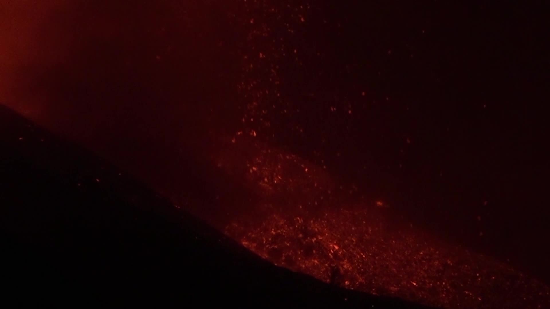 La Palma's Cumbre Vieja volcano erupts