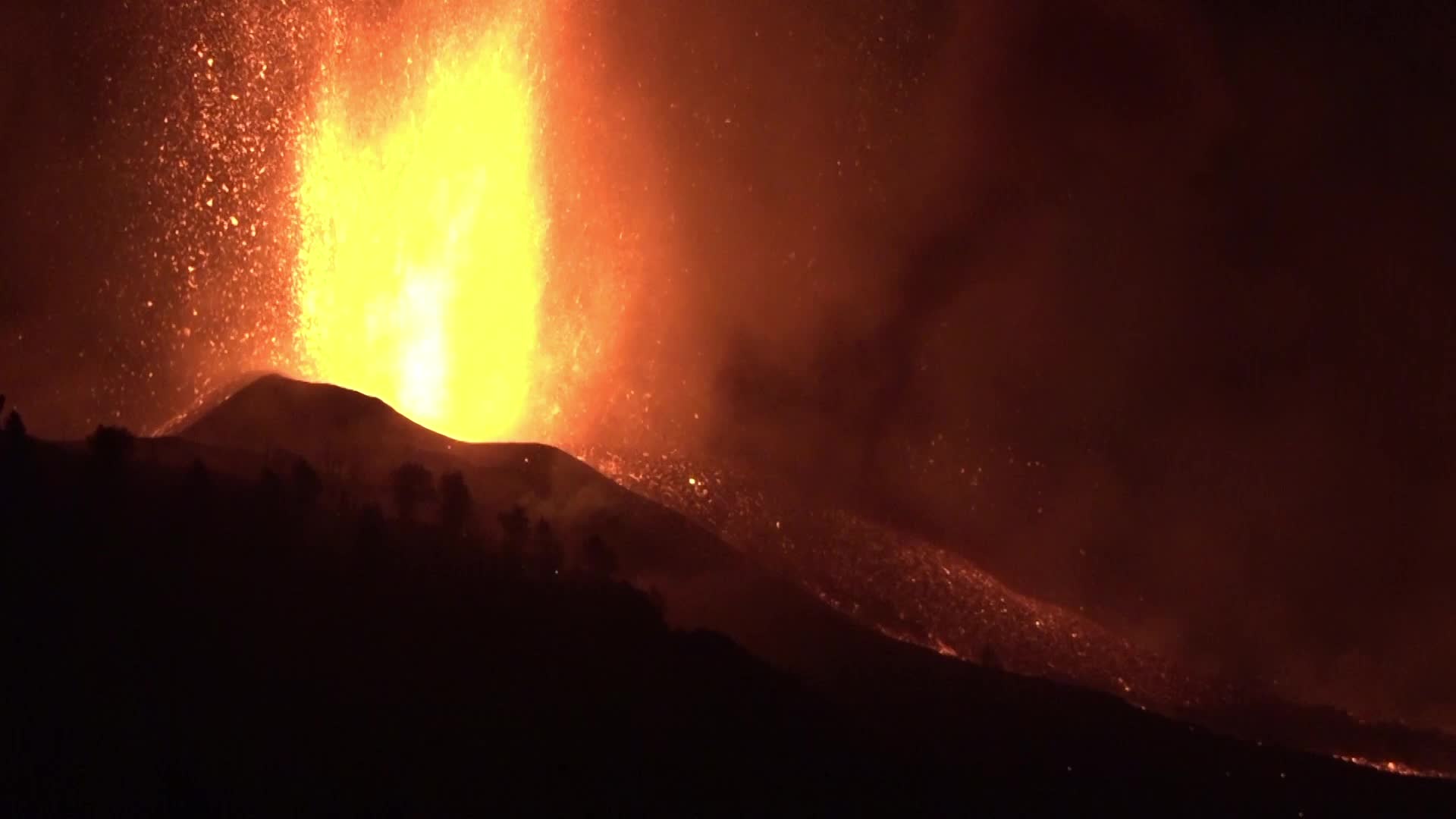 La Palma's Cumbre Vieja volcano erupts