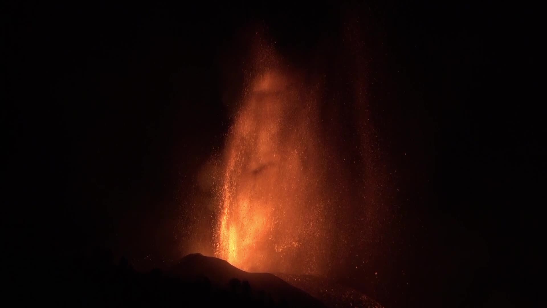 La Palma's Cumbre Vieja volcano erupts