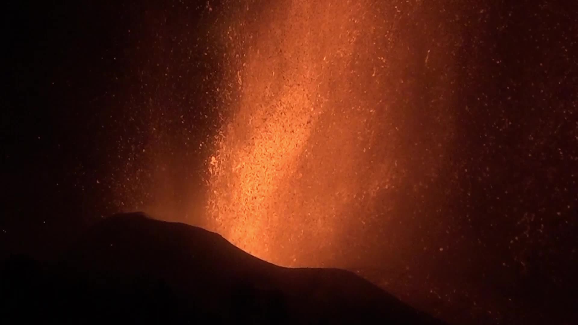 La Palma's Cumbre Vieja volcano erupts