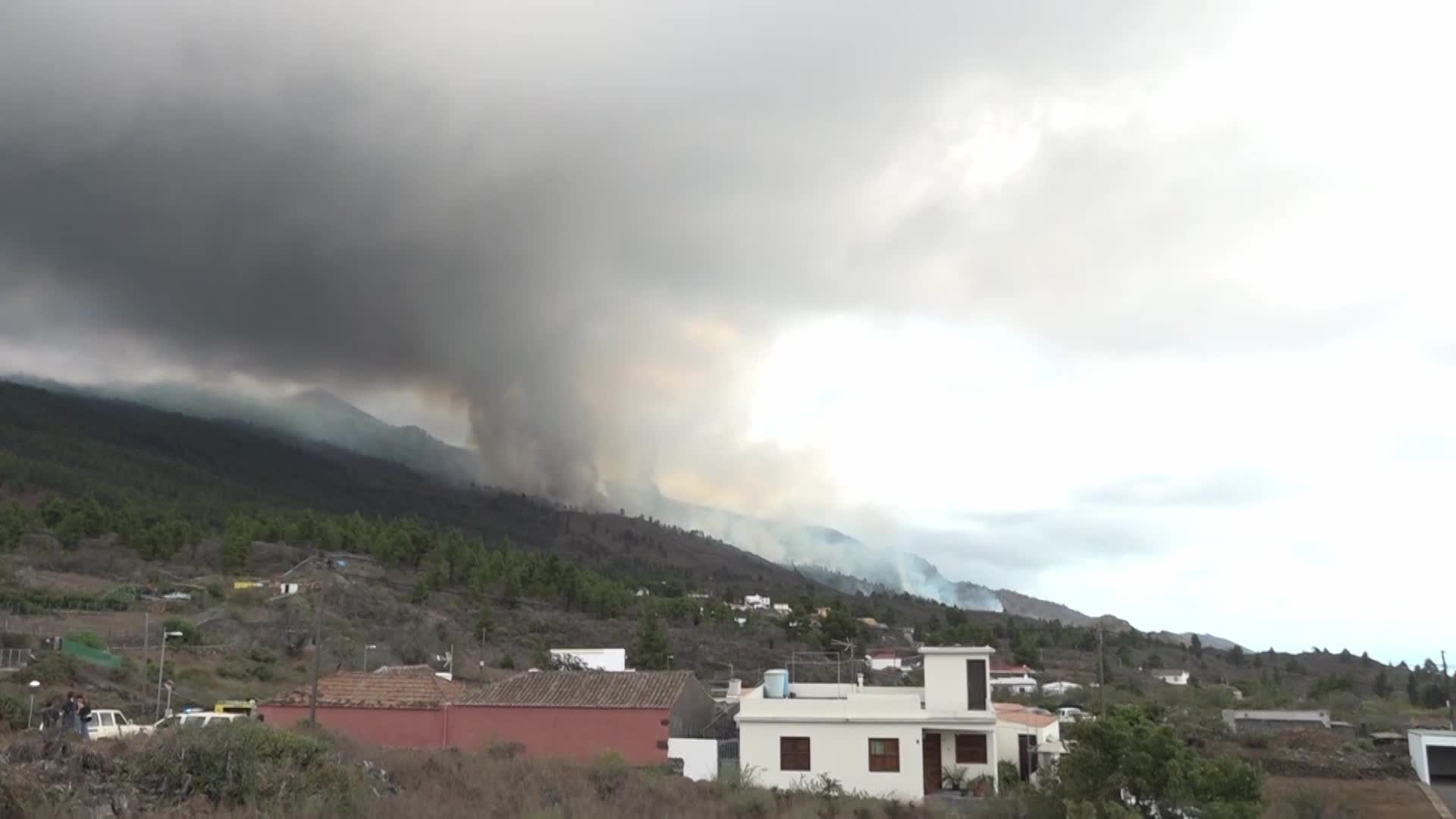 La Palma's Cumbre Vieja volcano erupts